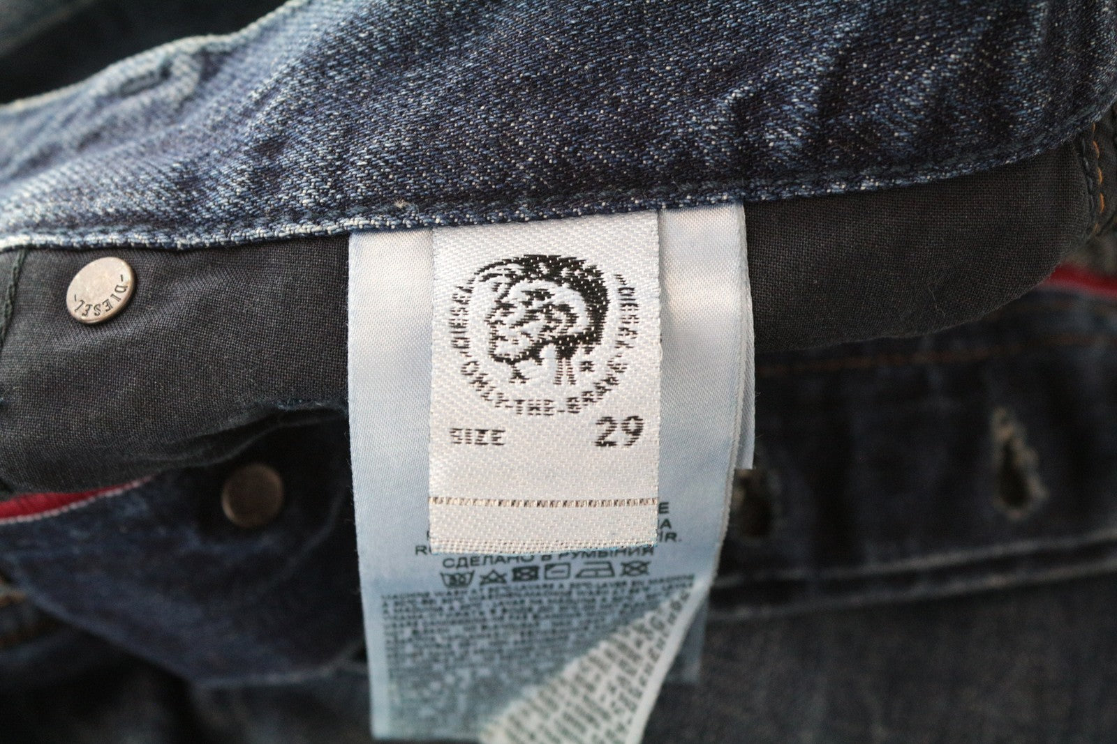 DIESEL Mharky 080AG W29/L30 mėlyni skalbtos medvilnės vyriški aptempti džinsai, tvarkingo kirpimo 