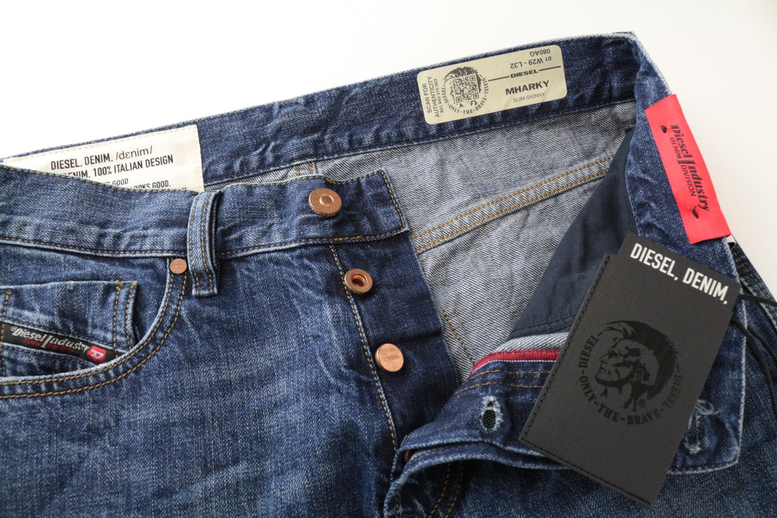 DIESEL Mharky 080AG W29/L32 skalbti plėšyti vyriški džinsai iš aptemptos medvilnės, grynai mėlynos spalvos 