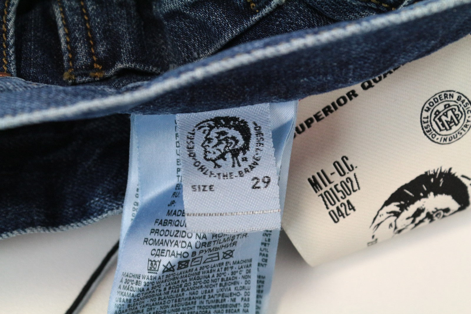 DIESEL Mharky 080AG W29/L32 skalbti plėšyti vyriški džinsai iš aptemptos medvilnės, grynai mėlynos spalvos 