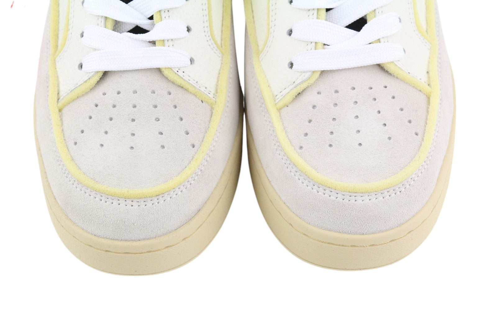 DIESEL S-Sinna žemakulniai vyriški sportbačiai, EU41, balti, odiniai, žemakulniai, suvarstomi, rekomenduojama kaina – 160 € 