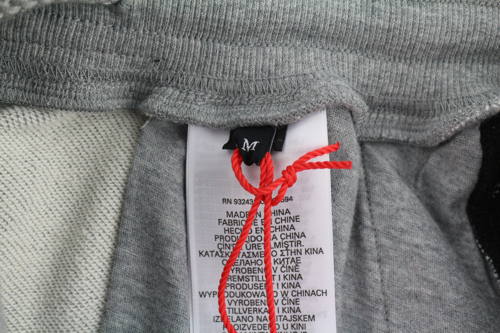 DIESEL AMSB-Bounss-HT02 vyriškos kelnės M pilkos melanžo spalvos su prakaitą praleidžiančiomis kišenėmis, rekomenduojama kaina – 125 € 