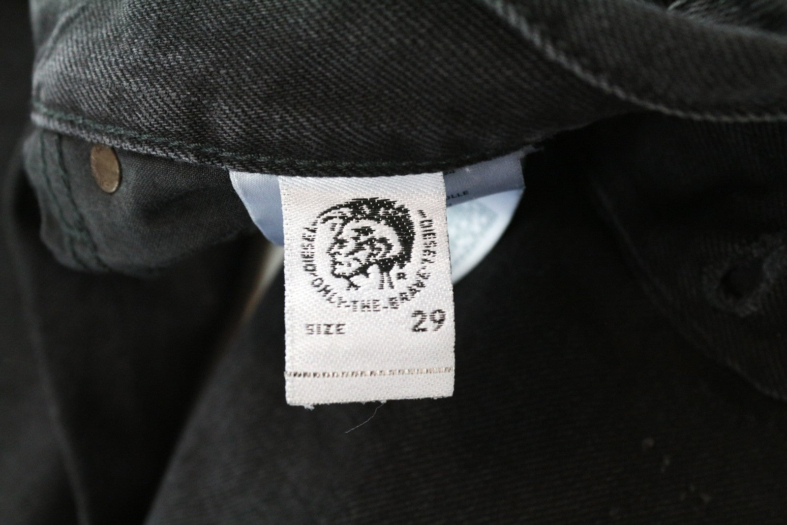 DIESEL Mharky 088AD W29/L32 juodi vyriški džinsai su sagomis, aptempti, grynos medvilnės 