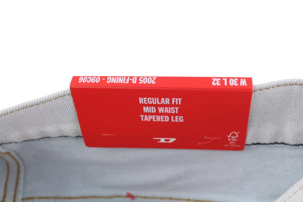 DIESEL 2005 D-Fining 09C06 vyriški džinsai W30/L32 įprasto kirpimo, siaurėjančiomis klešnėmis, vidutinio juosmens aukštyje 