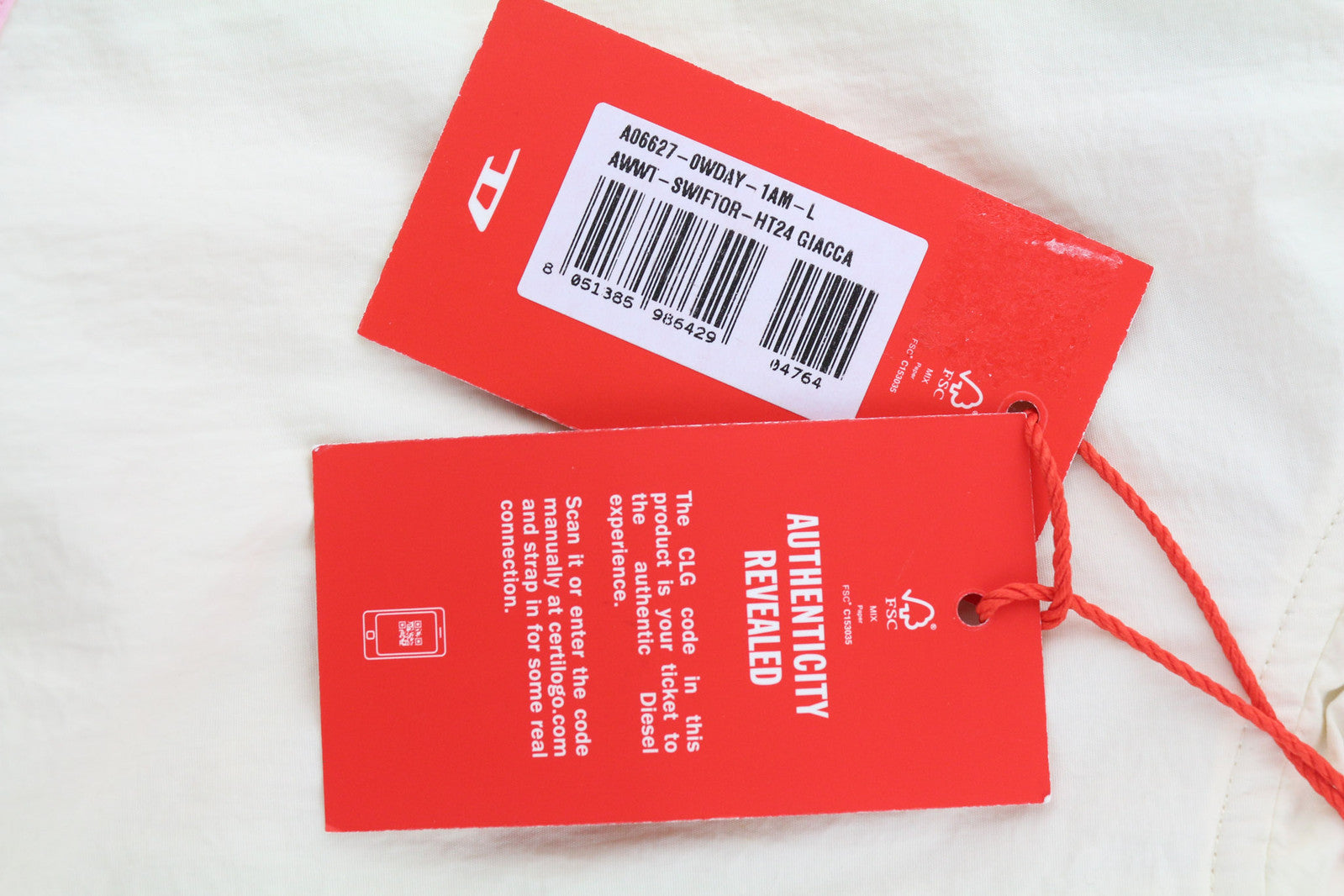 DIESEL Awwt-Swiftor-HT24 moteriška striukė, L dydžio, paslėptu gobtuvu, tinklelio pamušalu, logotipu. Rekomenduojama kaina – 195 €. 