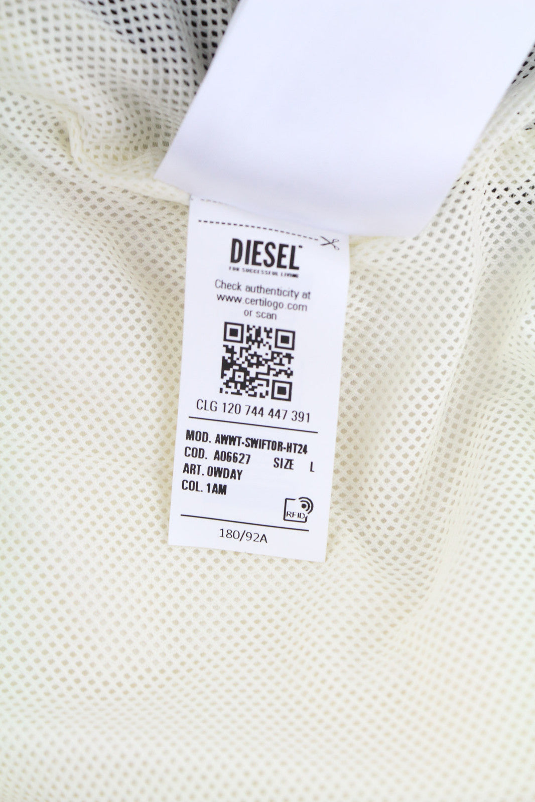 DIESEL Awwt-Swiftor-HT24 moteriška striukė, L dydžio, paslėptu gobtuvu, tinklelio pamušalu, logotipu. Rekomenduojama kaina – 195 €. 
