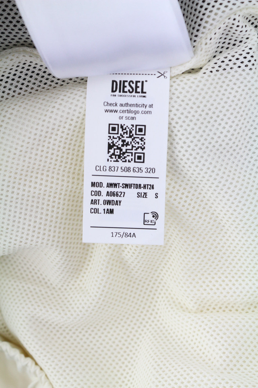 DIESEL Awwt-Swiftor-HT24 moteriška striukė S su paslėptu gobtuvu, tinklelio pamušalu ir logotipu. Rekomenduojama kaina – 195 €. 