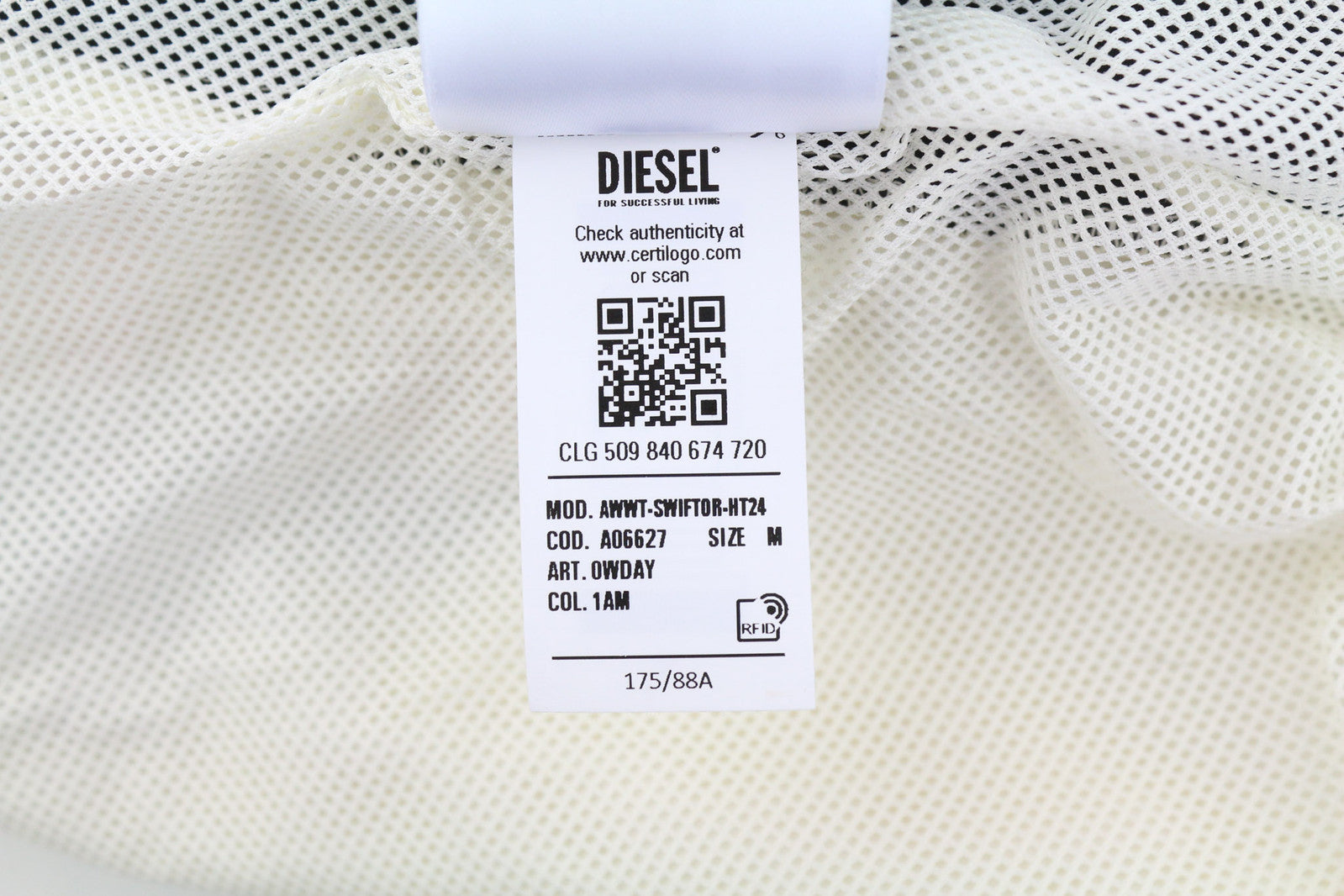 DIESEL Awwt-Swiftor-HT24 moteriška striukė M su paslėptu gobtuvu, tinklelio pamušalu, šviesi, rekomenduojama mažmeninė kaina – 195 € 