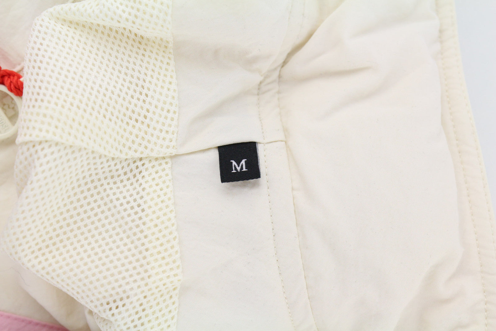 DIESEL Awwt-Swiftor-HT24 moteriška striukė M su paslėptu gobtuvu, tinklelio pamušalu, šviesi, rekomenduojama mažmeninė kaina – 195 € 