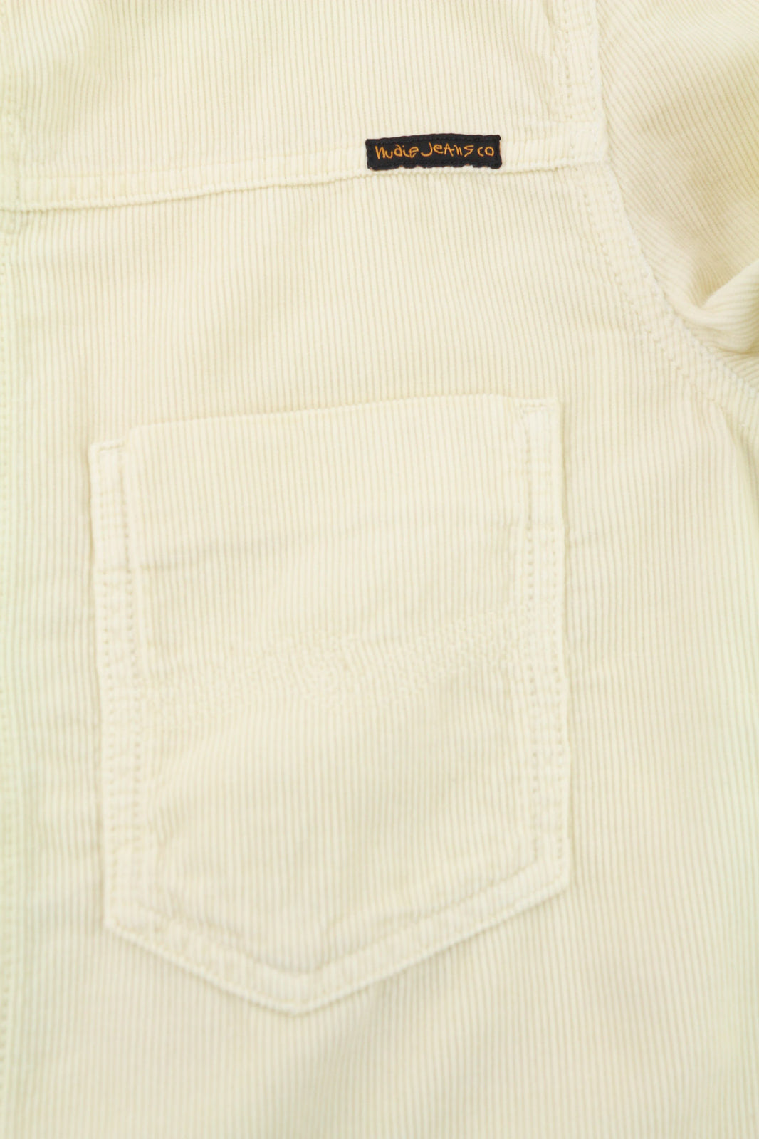 NUDIE JEANS Ronny vyriška striukė L dydžio, dulkėtai balta, ekologiškos medvilnės velveto, su logotipu ir sagomis. 