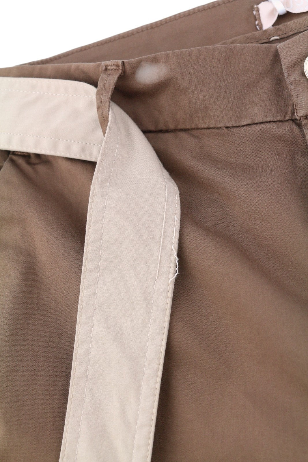 LIU JO Up Glam moteriškos kelnės W28 laisvo kirpimo, su diržu, rudos spalvos, su logotipu. 