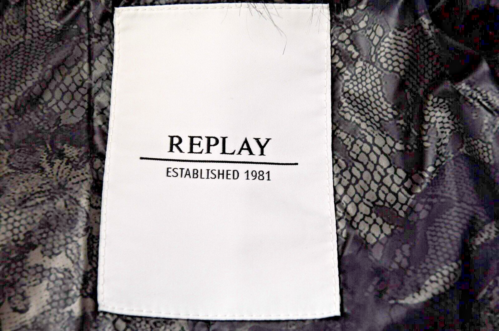 REPLAY moteriška striukė M, juoda, su dirbtinio kailio pamušalu, gobtuvu, paminkštinta parka ilgomis rankovėmis