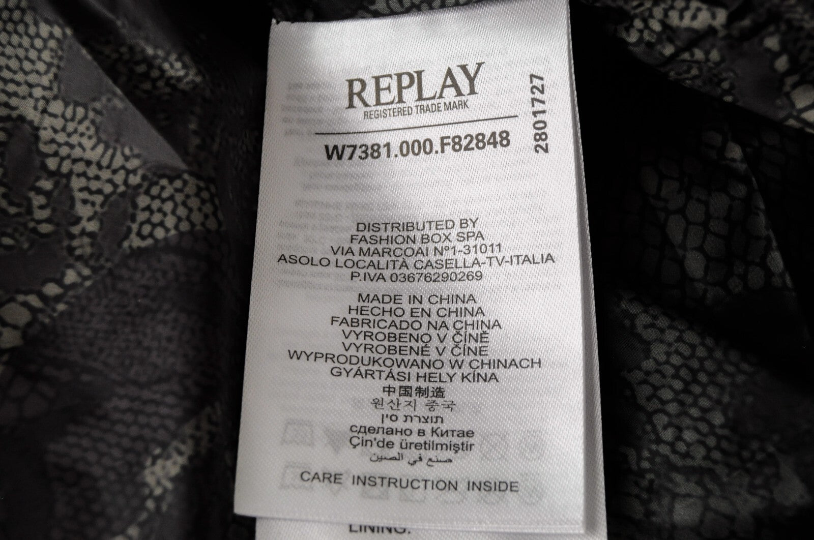 REPLAY moteriška striukė M, juoda, su dirbtinio kailio pamušalu, gobtuvu, paminkštinta parka ilgomis rankovėmis