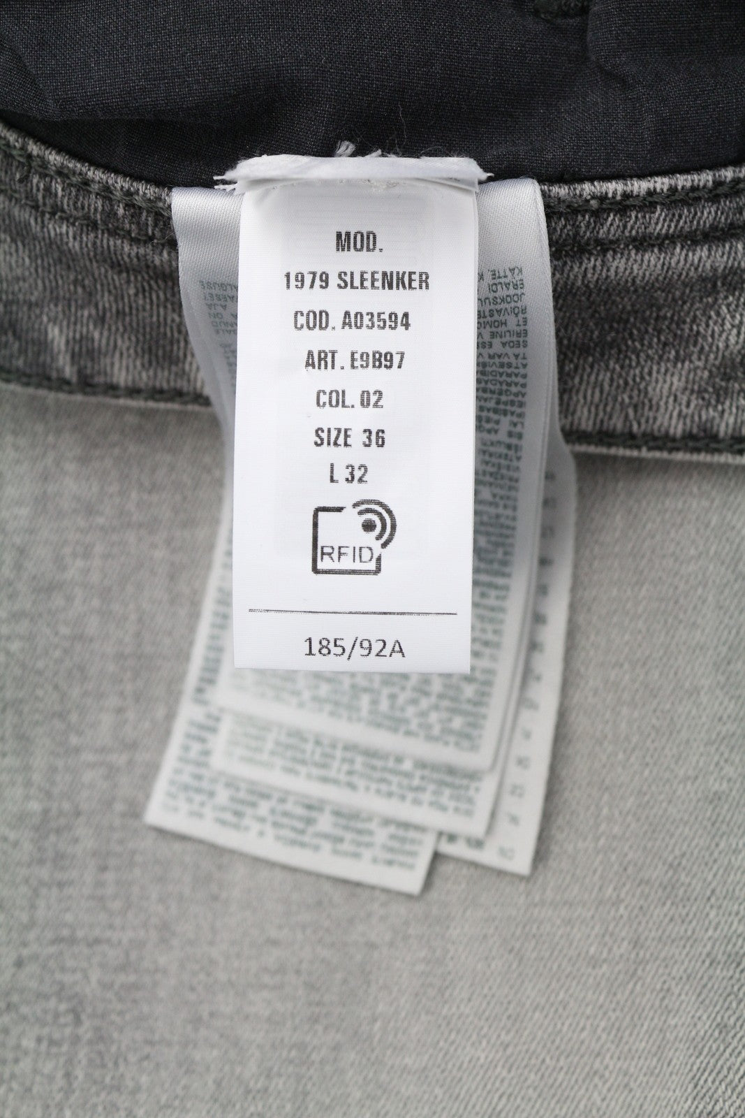 DIESEL 1979 Sleenker E9B97 vyriški džinsai W36/L32 aptempti, žemo juosmens, su gobtuvu, rekomenduojama kaina – 250 € 