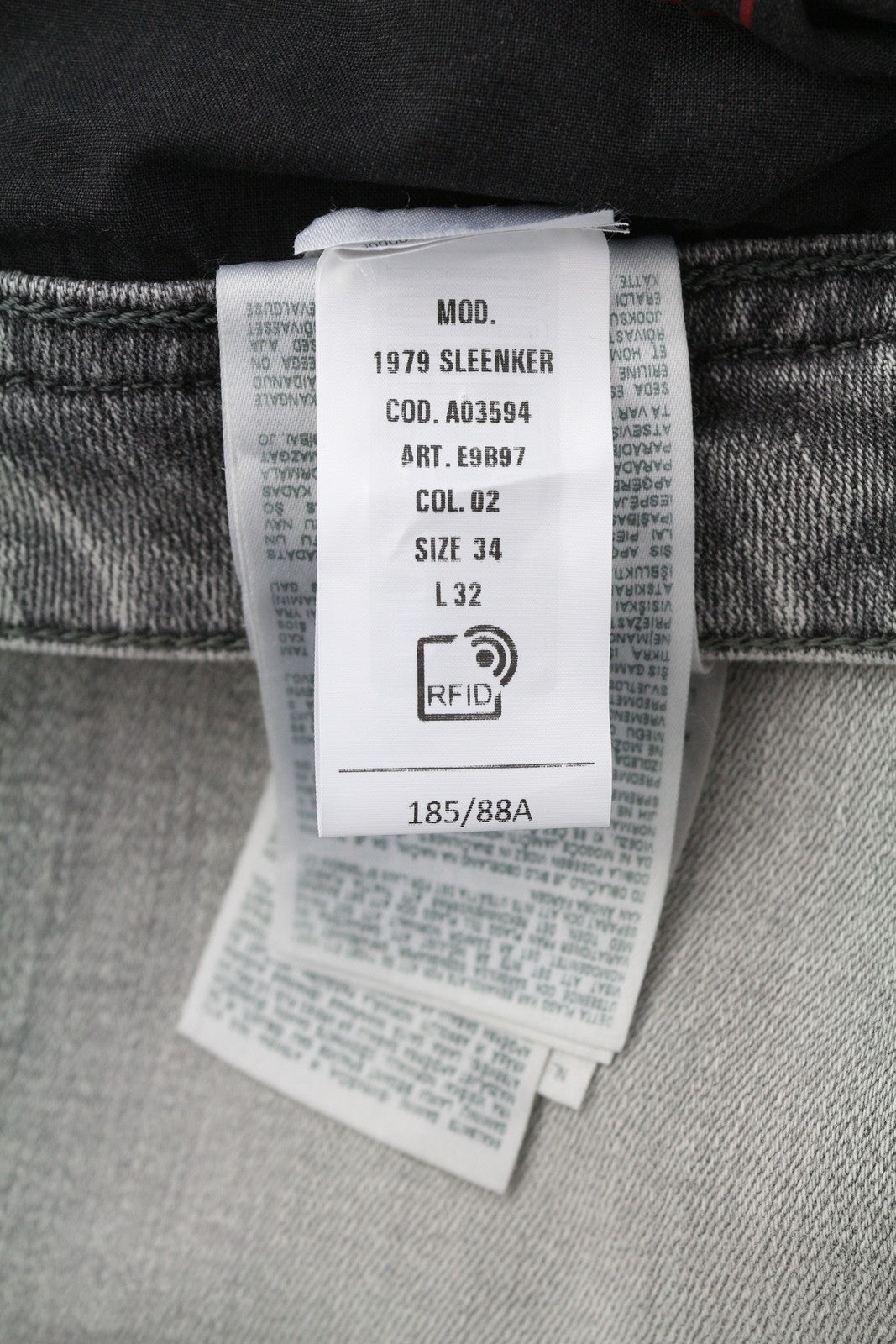 DIESEL 1979 Sleenker E9B97 vyriški džinsai W34/L32 aptempti, žemo juosmens, su gobtuvu, rekomenduojama kaina – 250 € 