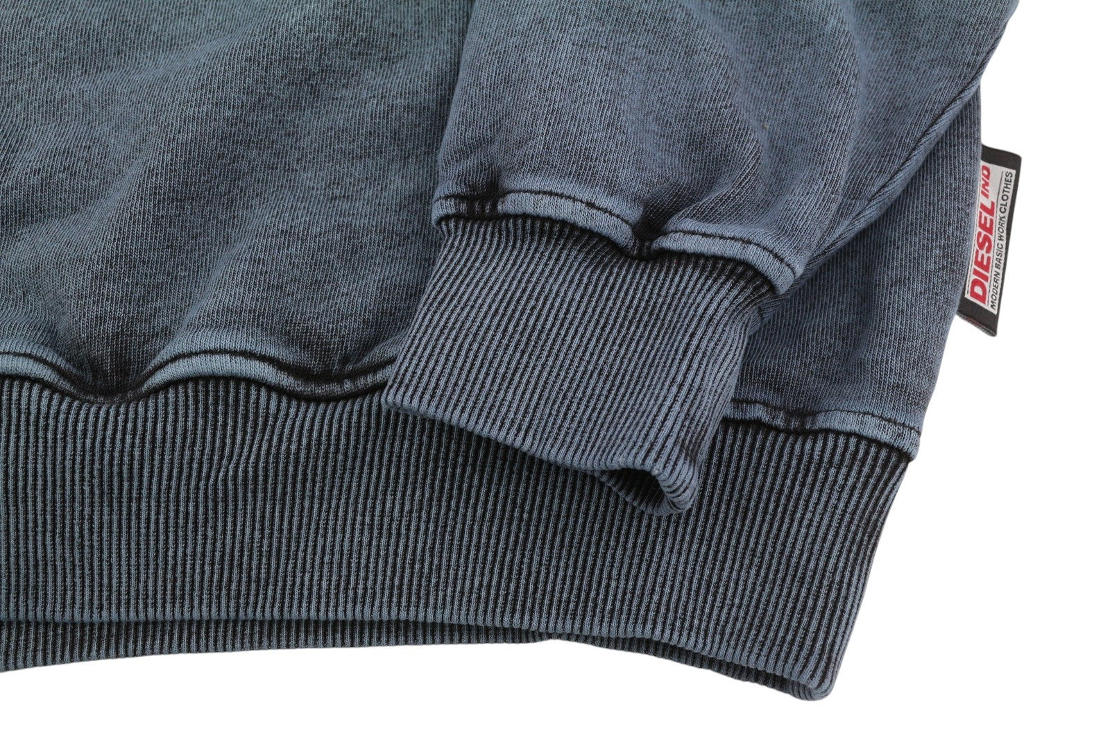 DIESEL S-Ginn-Hood-E1 vyriškas džemperis su gobtuvu L, pilkas, su gobtuvu, kengūros spalvos, rekomenduojama kaina – 195 € 