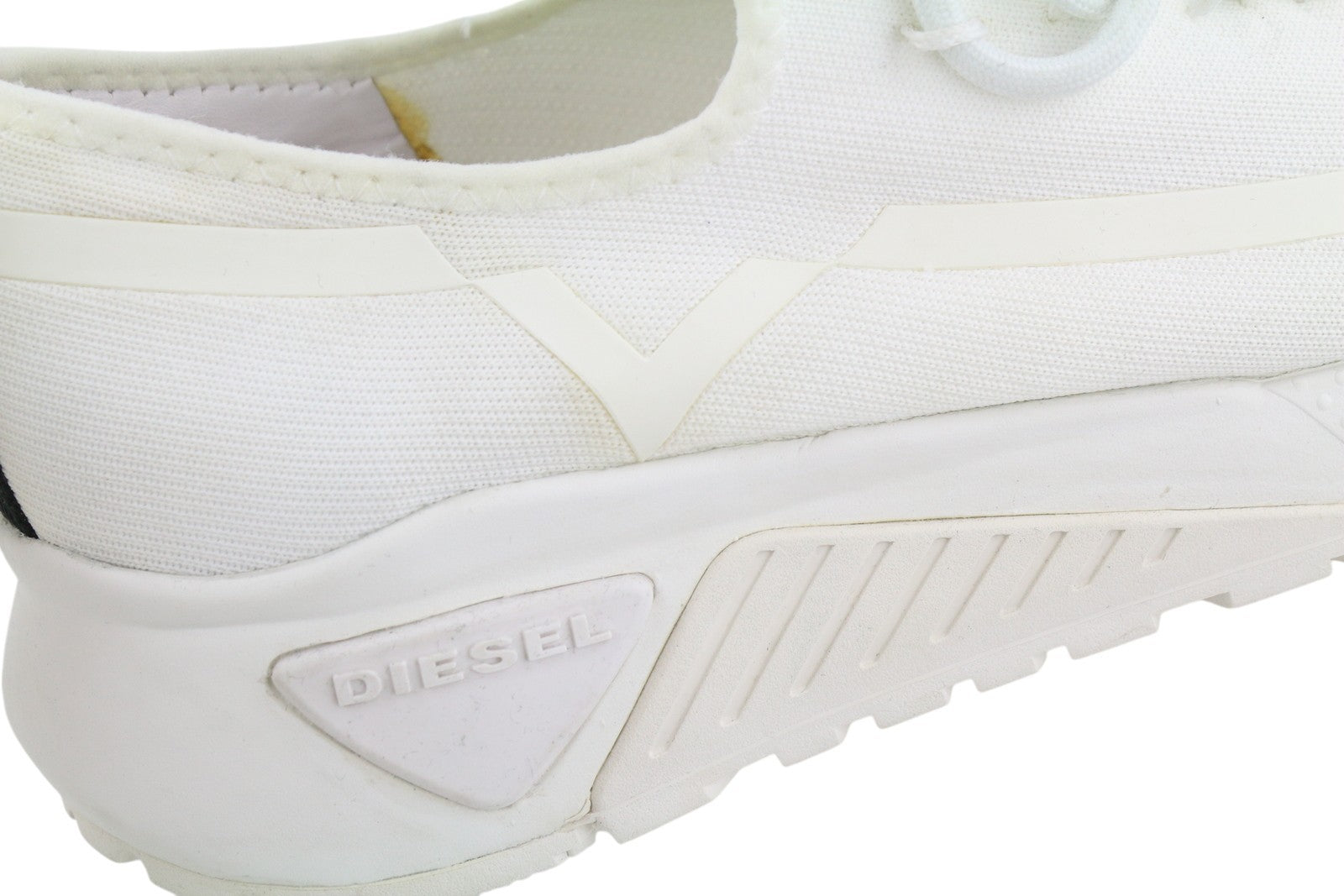 DIESEL S-Kby Stripe vyriški sportbačiai, EU46, balti, žemi, suvarstomi, migdolų spalvos, rekomenduojama kaina – 170 € 