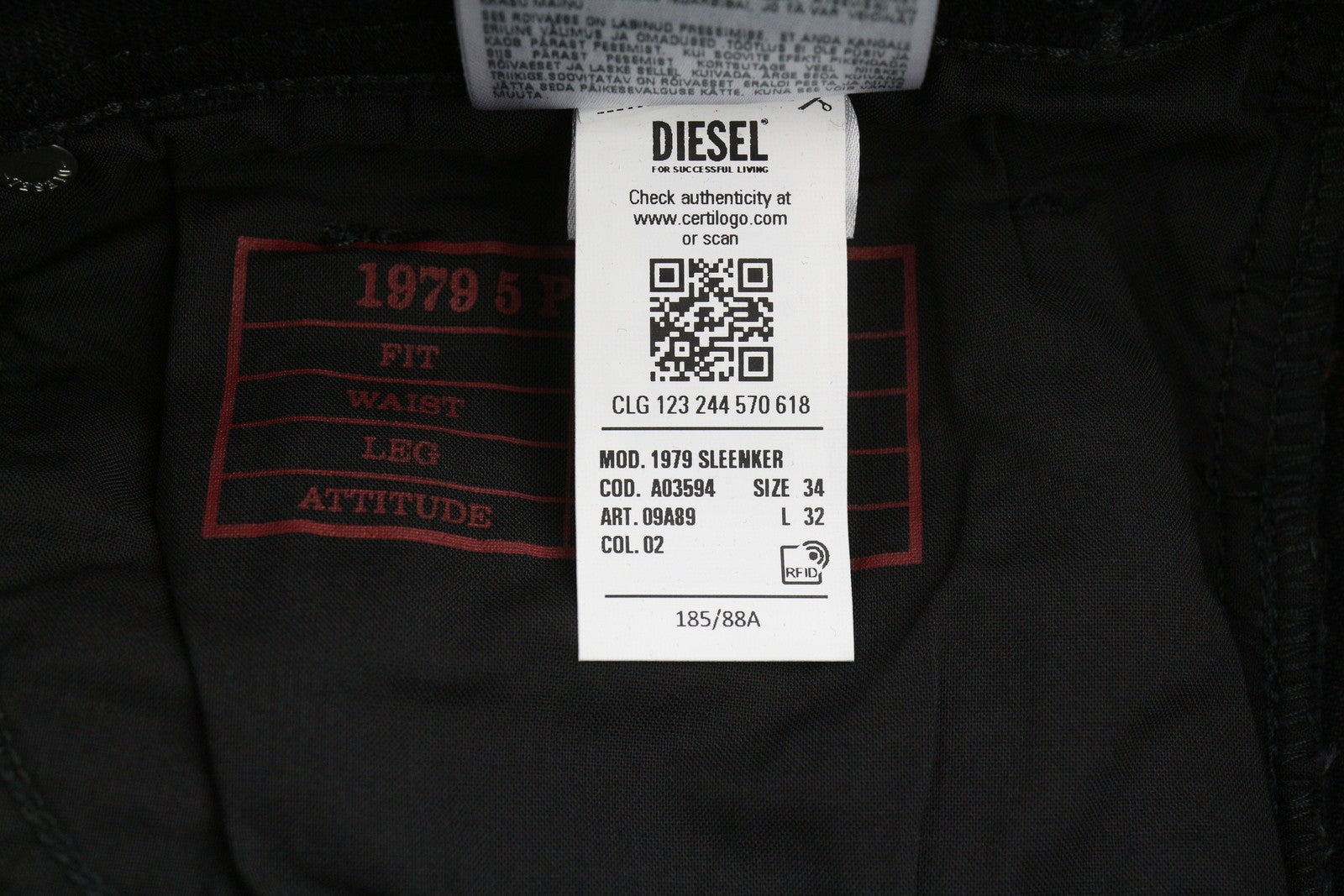 DIESEL 1979 Sleenker 09A89 vyriški džinsai W34/L32 Skinny Distress juodi, rekomenduojama kaina 275 €