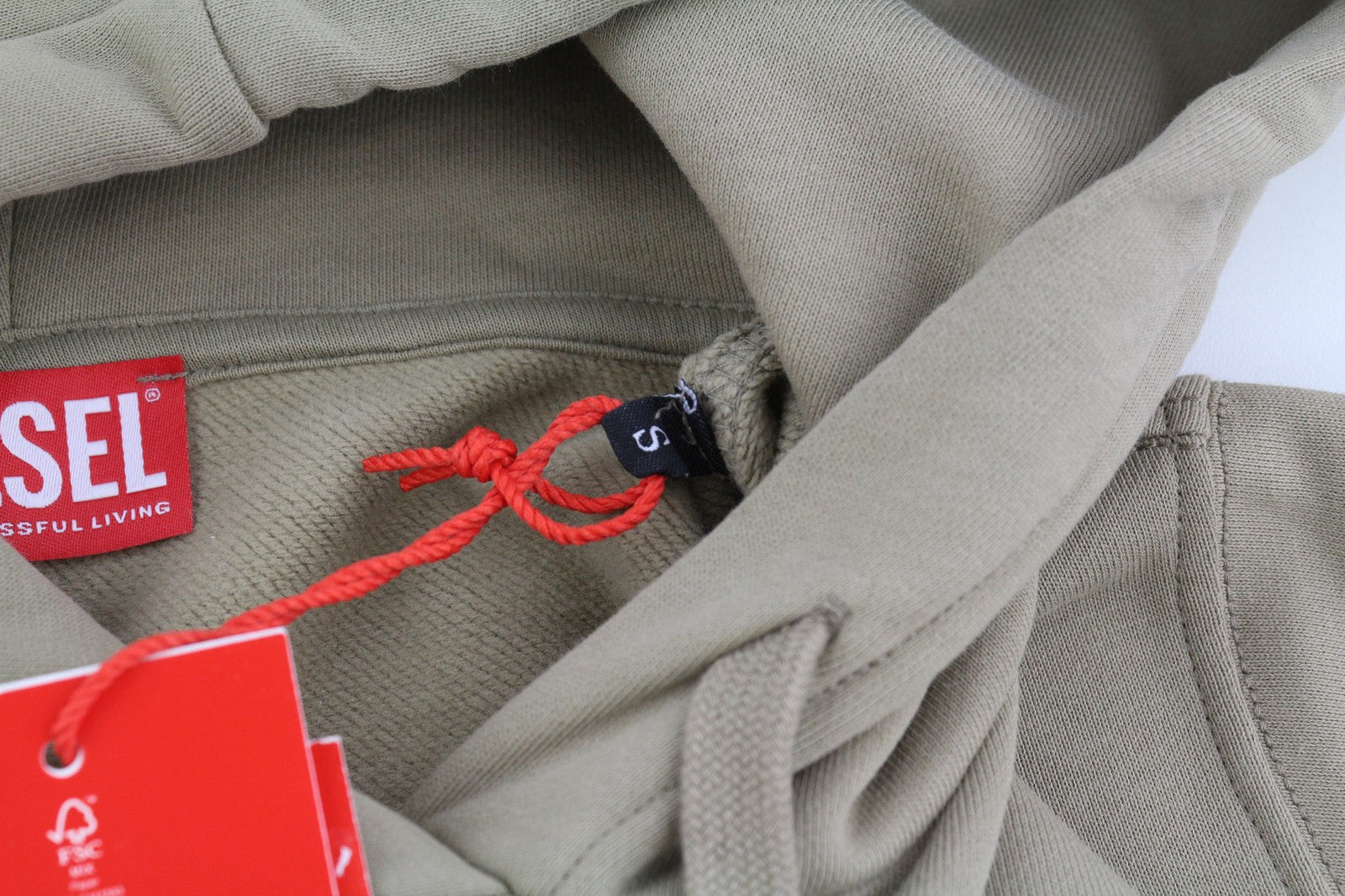 DIESEL F-Reggy-Hood-Doval-P moteriškas džemperis su gobtuvu S dydžio, šviesiai rudas, rekomenduojama kaina – 135 € 