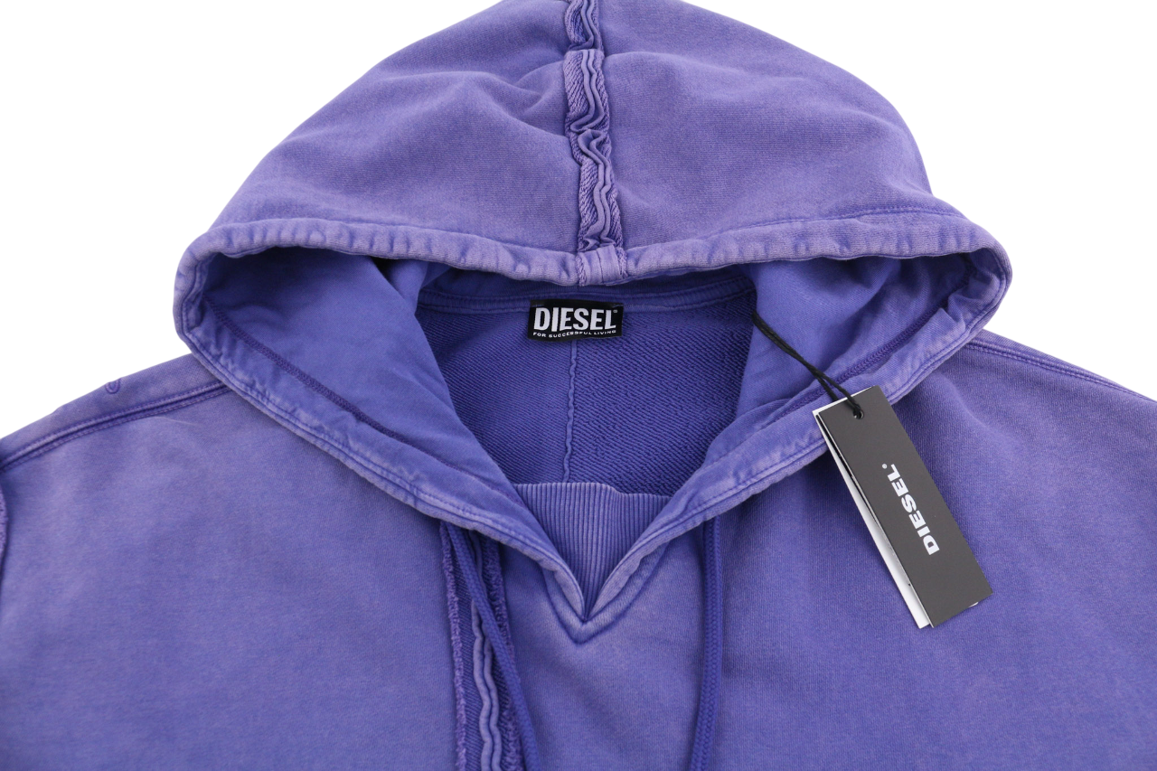 DIESEL F-Mikky moteriškas džemperis su gobtuvu L, mėlynas, asimetriškas, su gobtuvu ir plauto rašto efektu, rekomenduojama kaina – 135 € 