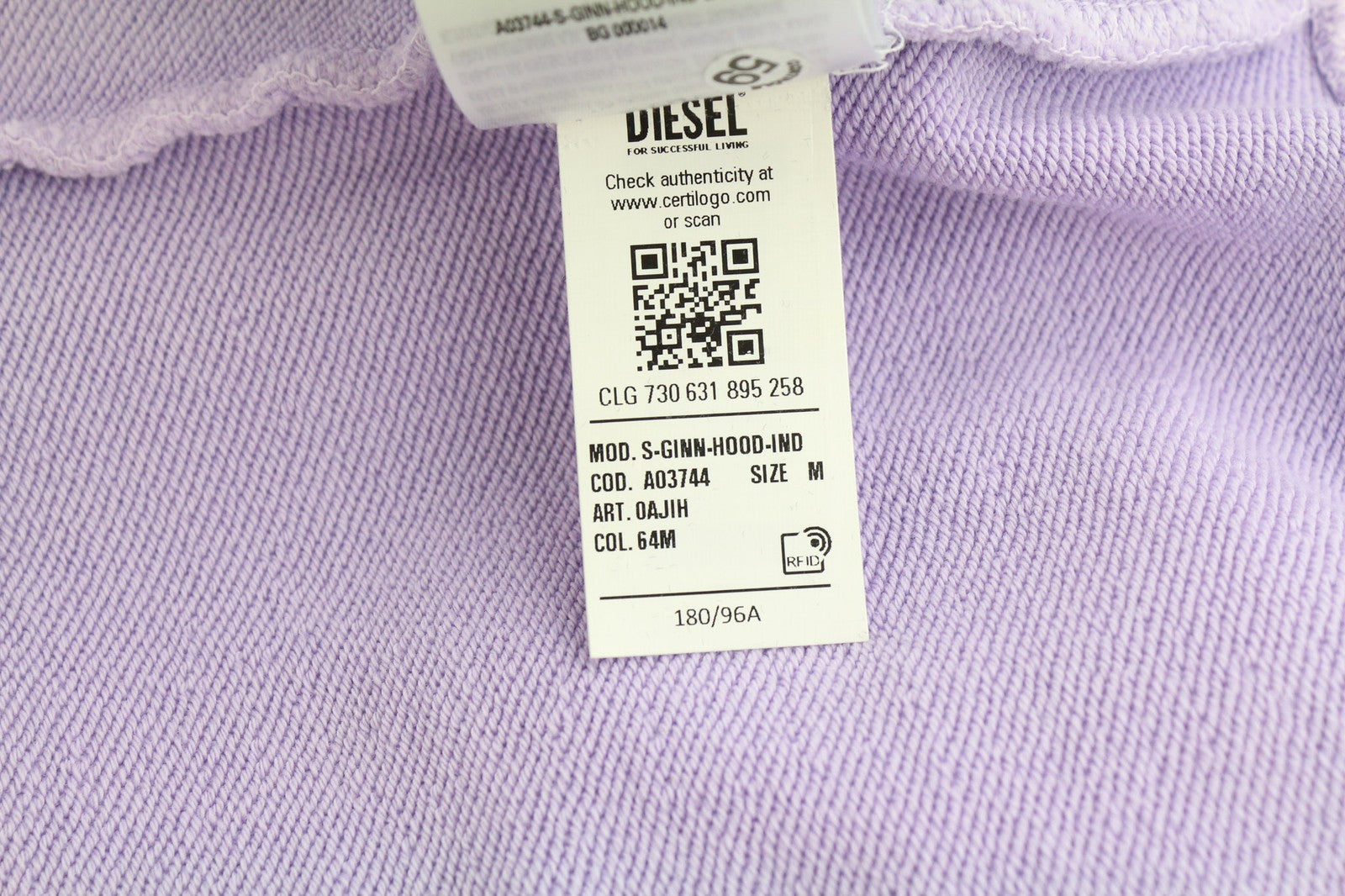 DIESEL S-Ginn-Hood-Ind vyriškas džemperis su violetine kengūros kišene, rekomenduojama kaina – 175 € 