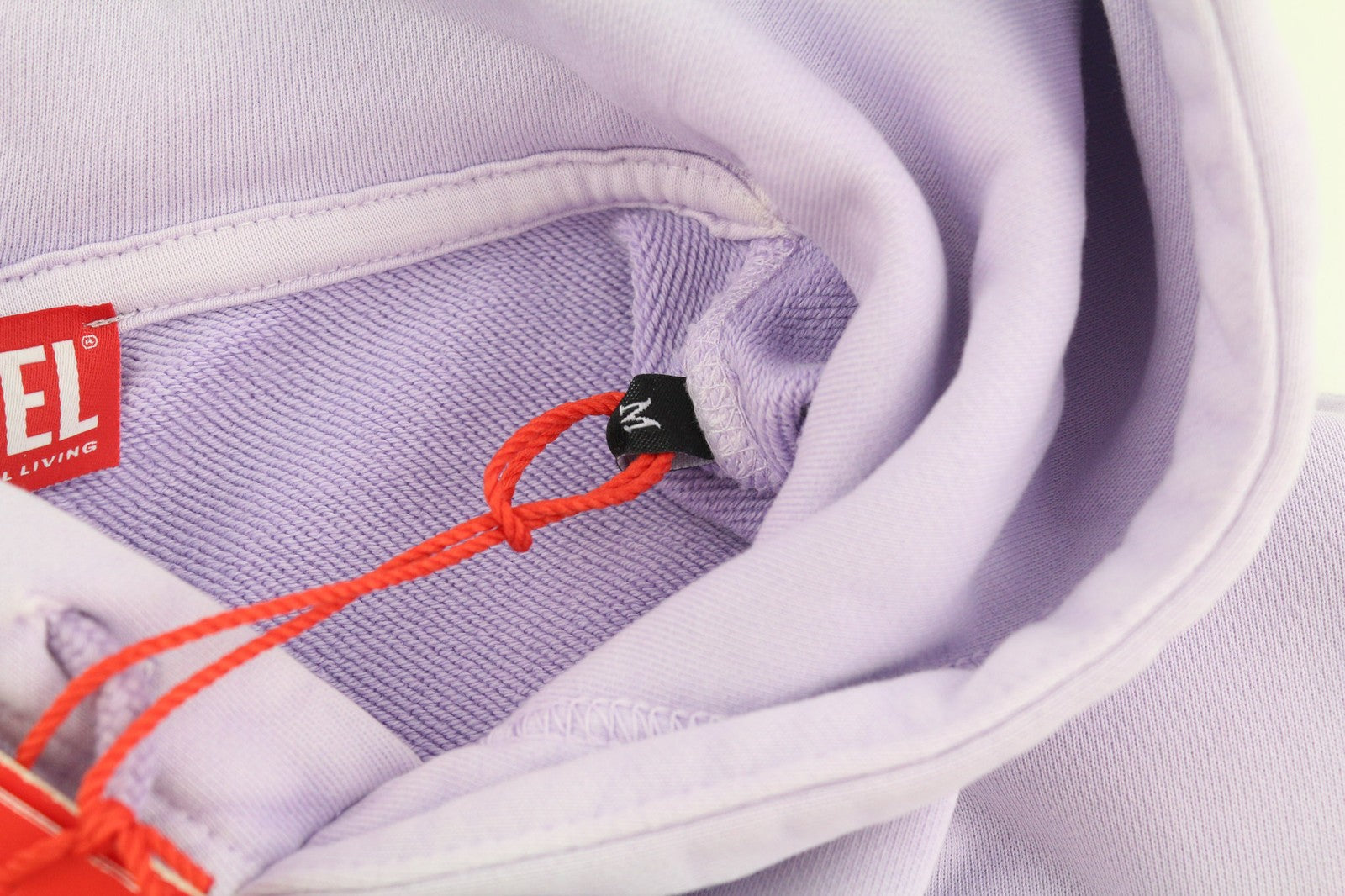 DIESEL S-Ginn-Hood-Ind vyriškas džemperis su violetine kengūros kišene, rekomenduojama kaina – 175 € 