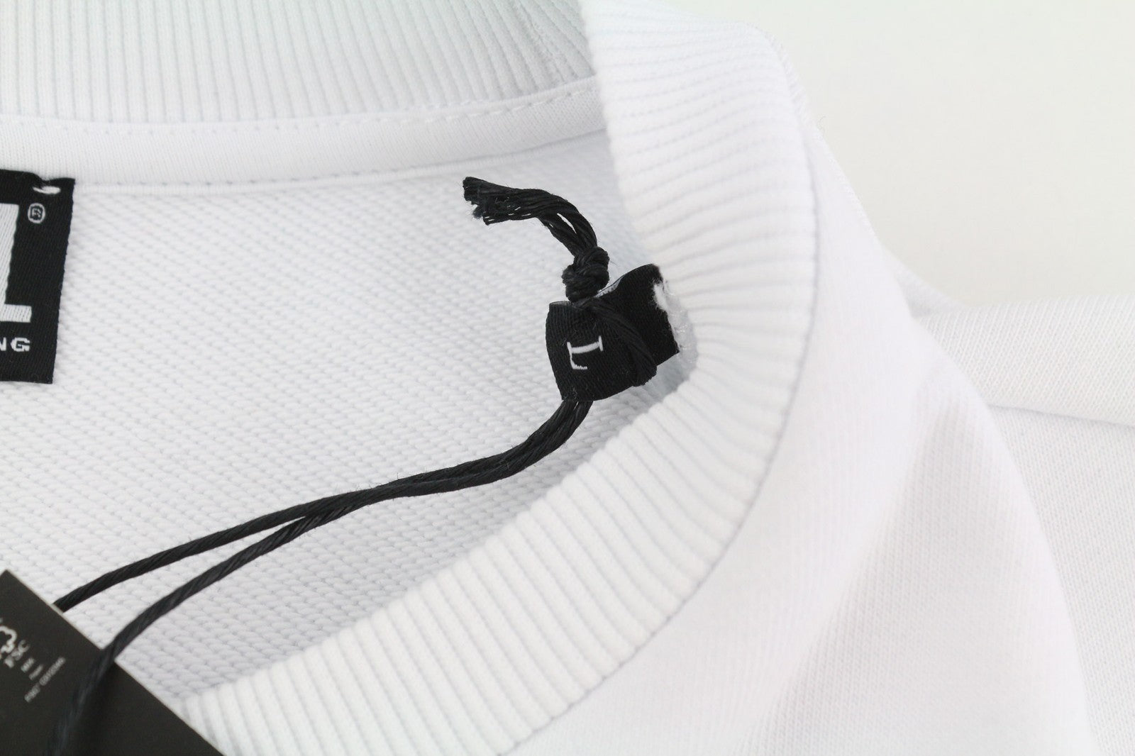 DIESEL S-Girduk vyriškas džemperis L dydžio, baltas, su užtiestomis kišenėmis, lengvas, rekomenduojama kaina – 150 € 