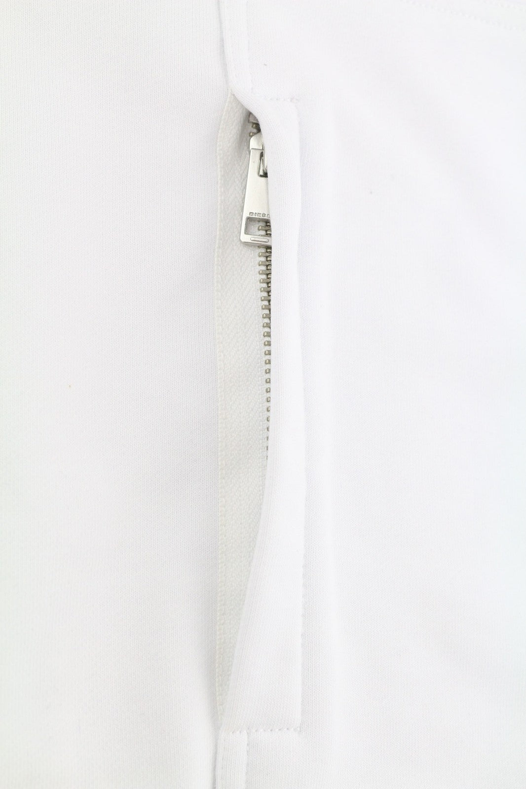 DIESEL S-Girduk vyriškas džemperis L dydžio, baltas, su užtiestomis kišenėmis, lengvas, rekomenduojama kaina – 150 € 