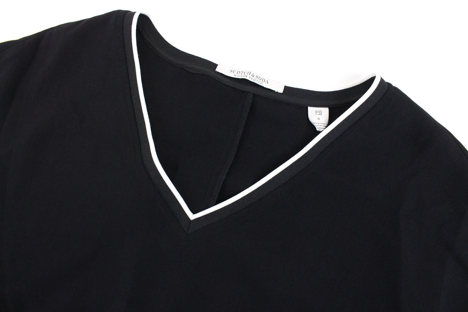 MAISON SCOTCH moteriška suknelė S, juoda, su V formos iškirpte, trumpomis rankovėmis, daugiasluoksnė. 