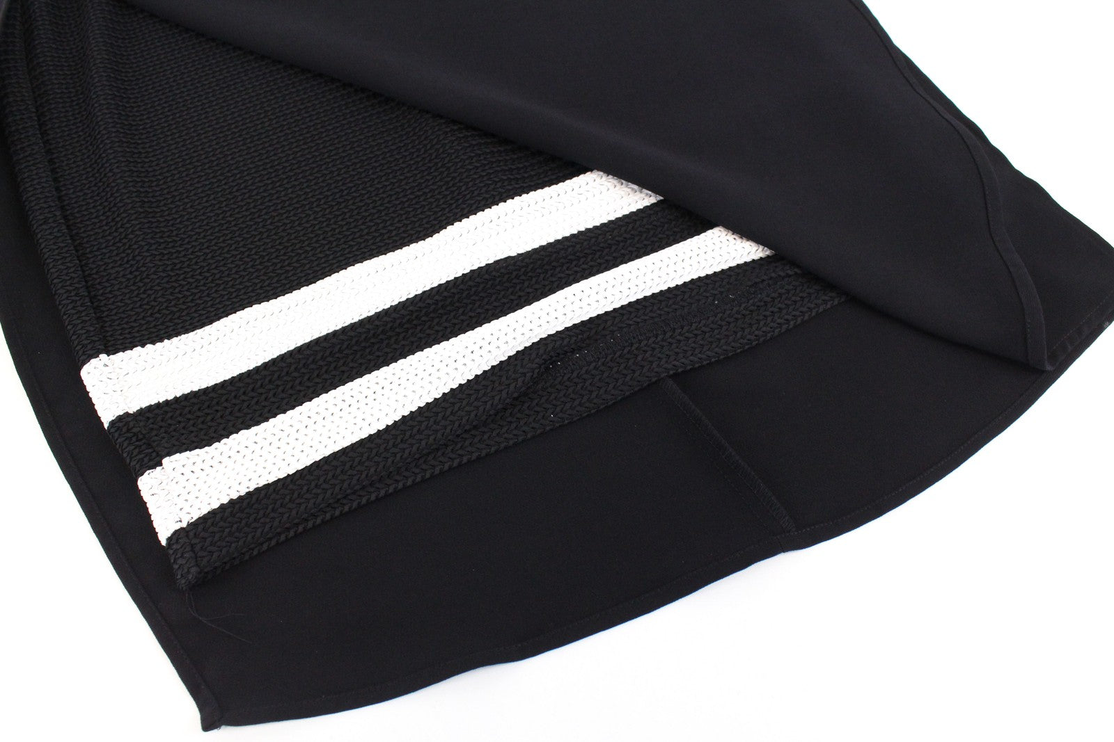 MAISON SCOTCH moteriška suknelė S, juoda, su V formos iškirpte, trumpomis rankovėmis, daugiasluoksnė. 