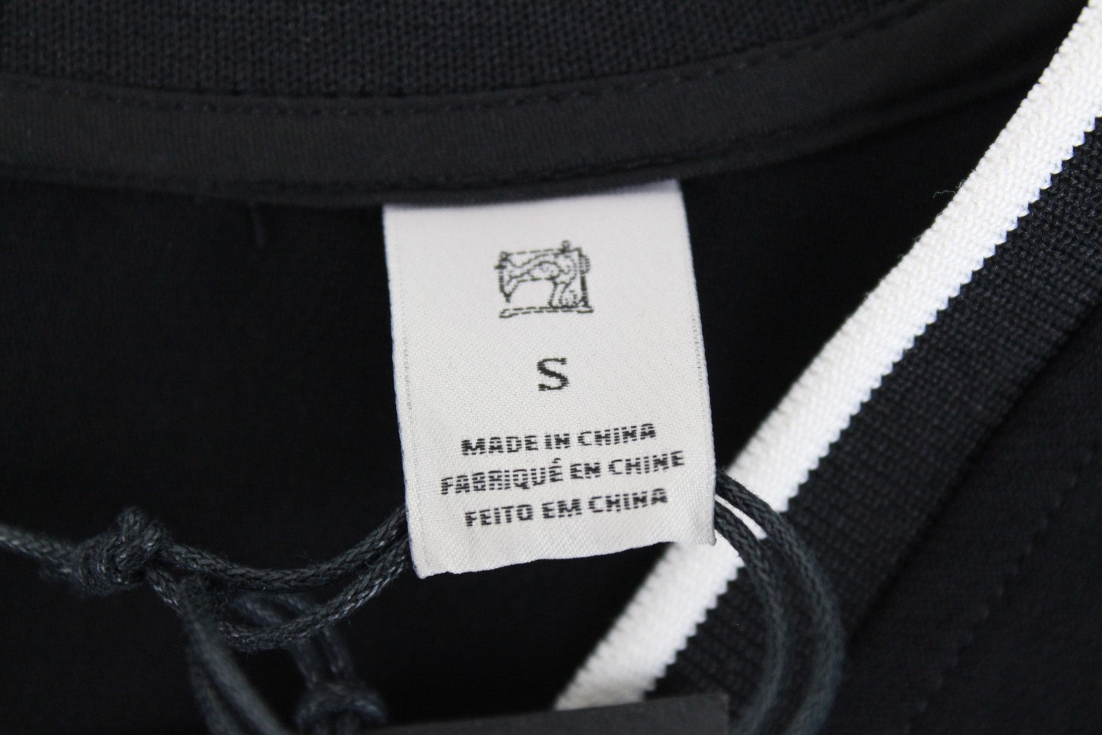 MAISON SCOTCH moteriška suknelė S, juoda, su V formos iškirpte, trumpomis rankovėmis, daugiasluoksnė. 