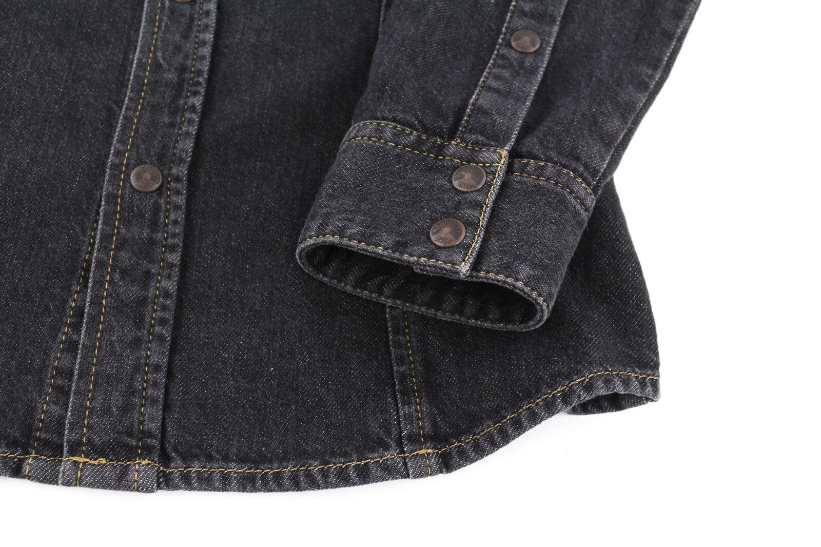 DIESEL De-Rin-F moteriški marškinėliai S džinsinio audinio, vesterno spalvos, tamsiai juodi, išskleidžiamo kaklo, su sagomis.