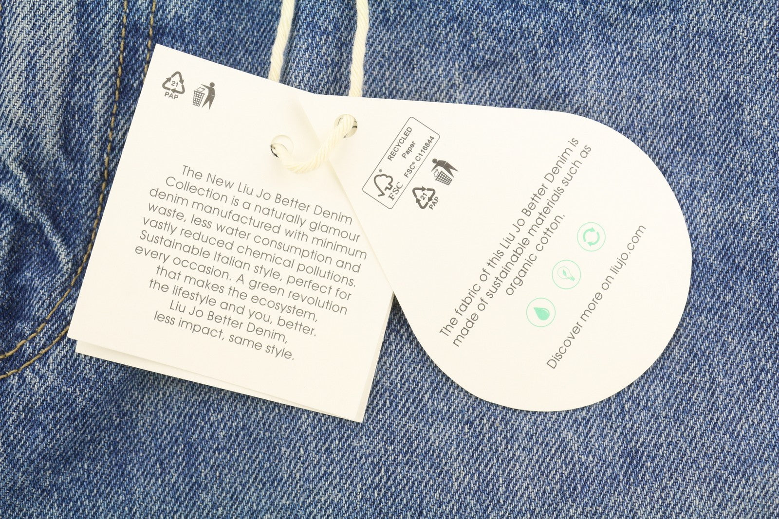 LIU JO berniukiškos moteriškos džinsinės kelnės W28 laisvo kirpimo, aukštu juosmeniu, su diržu nuo kulkšnių, skalbtos mėlynos spalvos. 