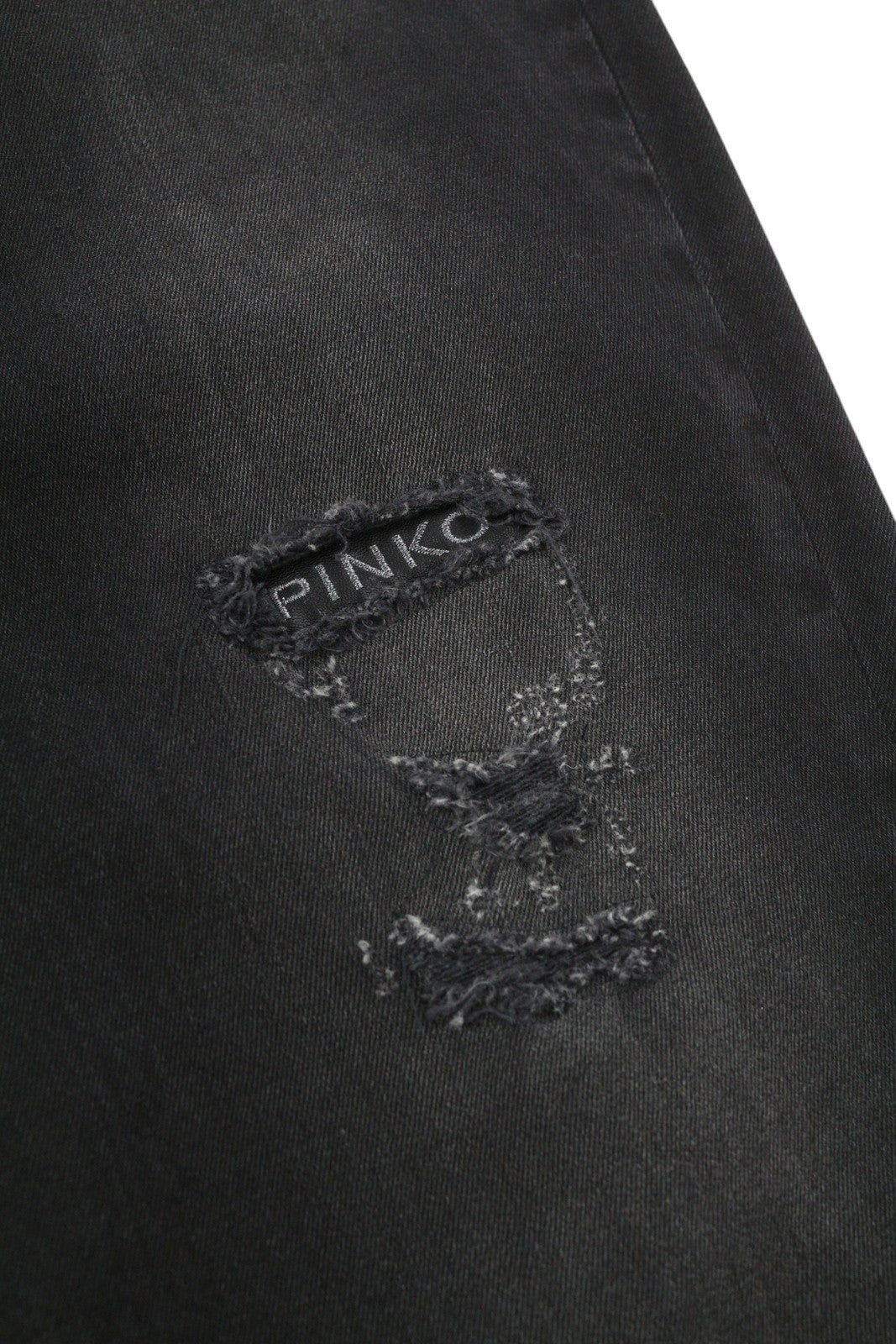 PINKO Maddie moteriški džinsai W27 Ripped Distress Washed Black Denim su užtrauktuku ir logotipu 