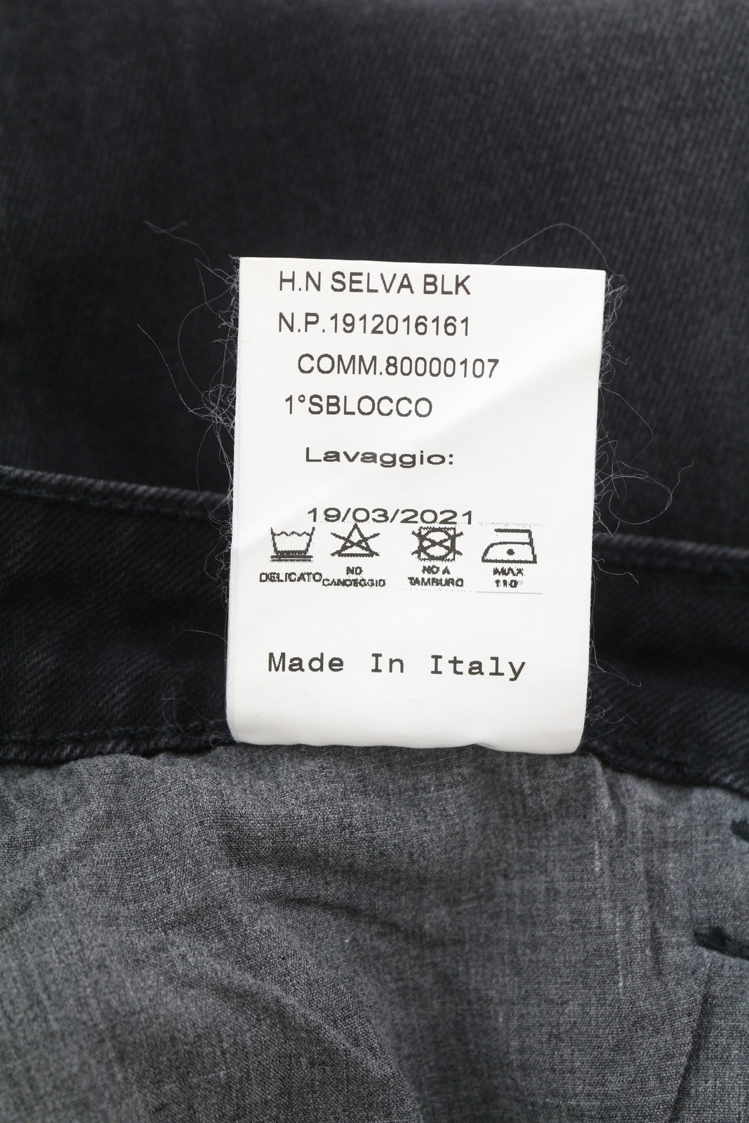 PINKO Maddie moteriški džinsai W27 Ripped Distress Washed Black Denim su užtrauktuku ir logotipu 