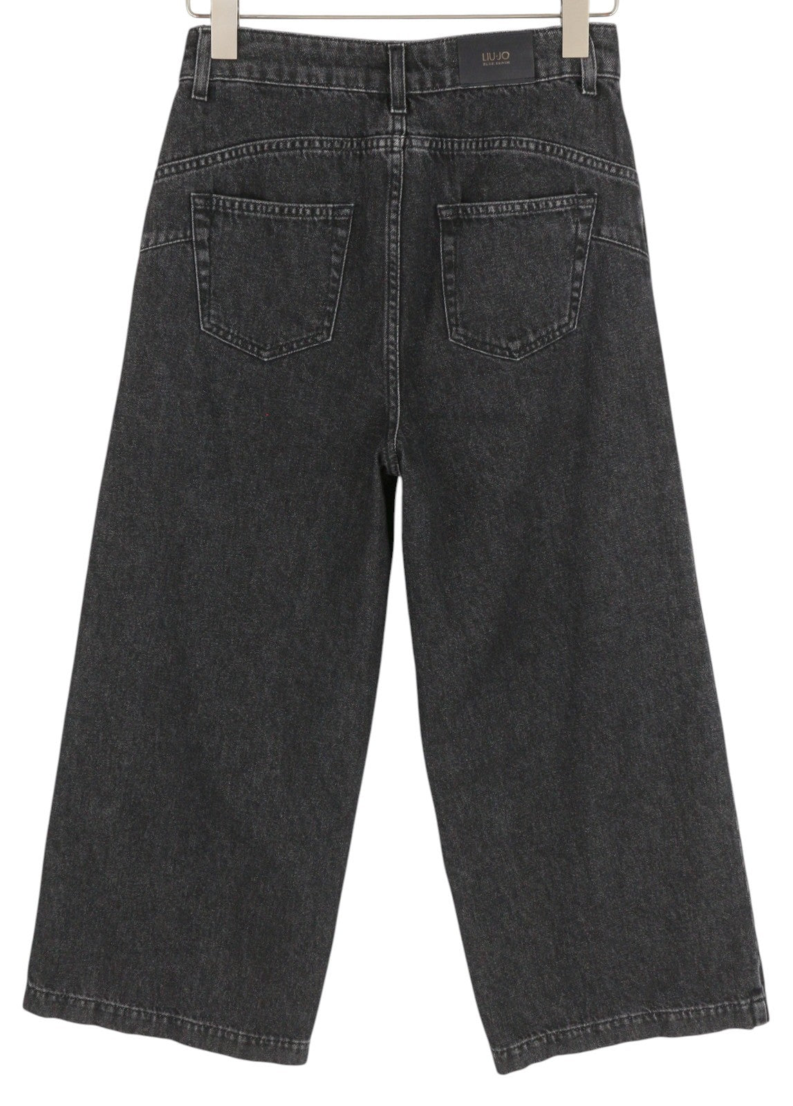LIU JO apkarpyti platėjančios moteriški džinsai W28 juodi džinsai su aukštu juosmeniu, užtrauktuku ir logotipu ant kulkšnies. 