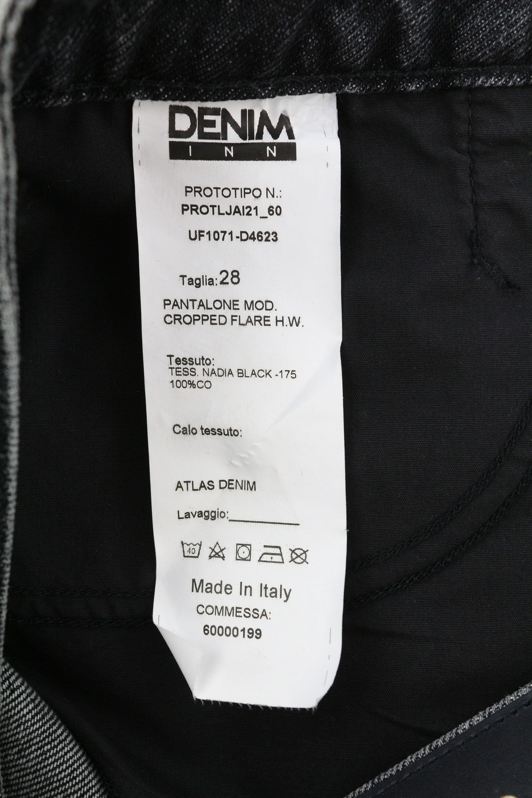 LIU JO apkarpyti platėjančios moteriški džinsai W28 juodi džinsai su aukštu juosmeniu, užtrauktuku ir logotipu ant kulkšnies. 