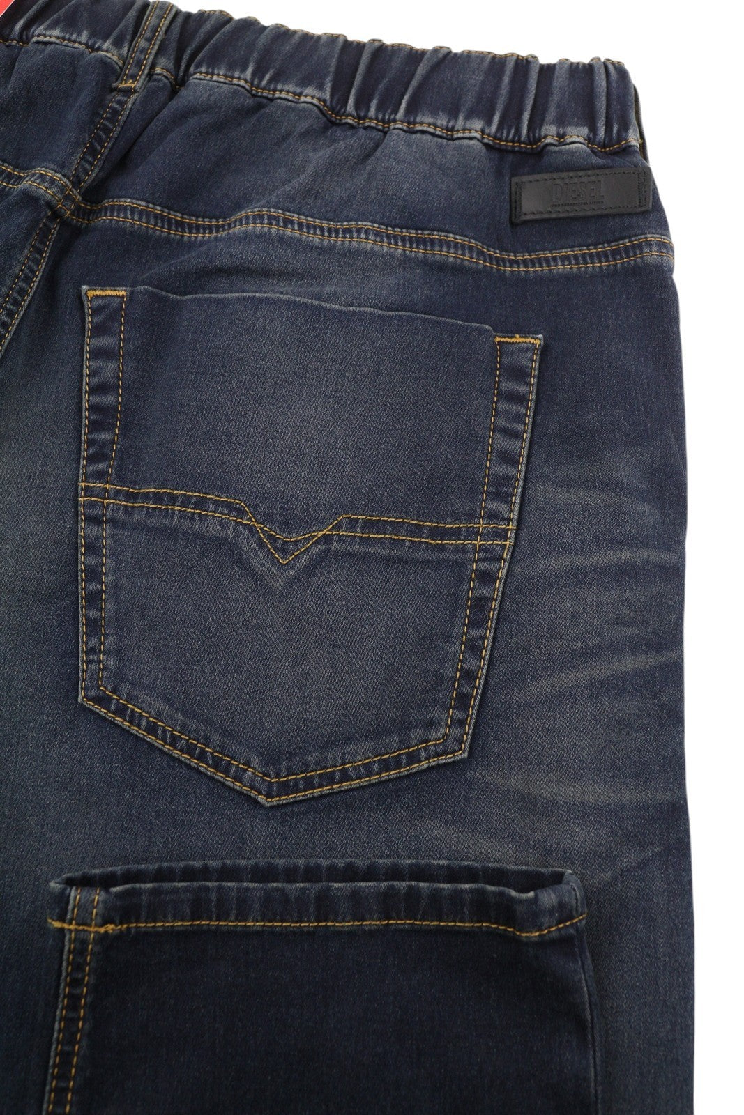 DIESEL Krooley Jogg E69UB vyriški džinsai W40/L32 tamprūs, siaurėjantys, skalbtos mėlynos spalvos, rekomenduojama kaina – 295 € 