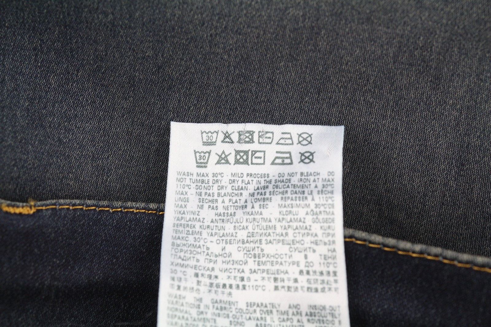 DIESEL Krooley Jogg E69UB vyriški džinsai W40/L32 tamprūs, siaurėjantys, skalbtos mėlynos spalvos, rekomenduojama kaina – 295 € 