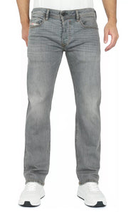 DIESEL Safado-X RB061 vyriški džinsai W36/L32 tiesūs su sagomis, skalbtos pilkos spalvos, rekomenduojama kaina – 175 € 