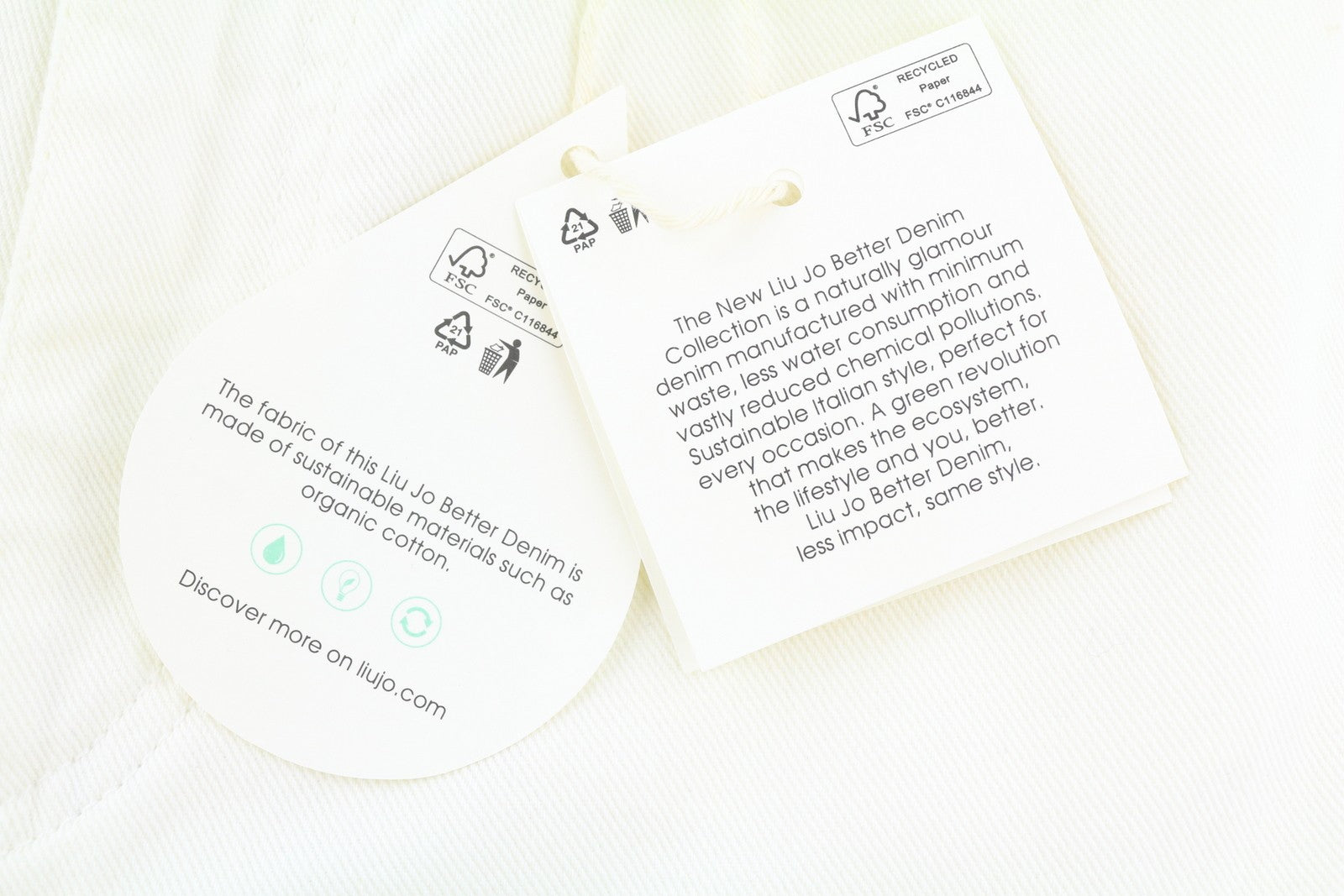 LIU JO Cargo moteriški džinsai W27 su platėjančiomis klešnėmis, užtrauktuku, aukštu juosmeniu. 