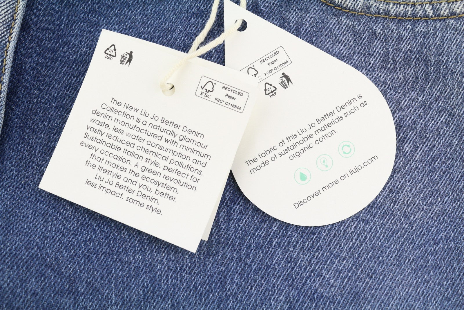 LIU JO trumpinti moteriški džinsai W28 aukštu juosmeniu, platėjančiomis klešnėmis, užtrauktuku, skalbtos mėlynos spalvos.