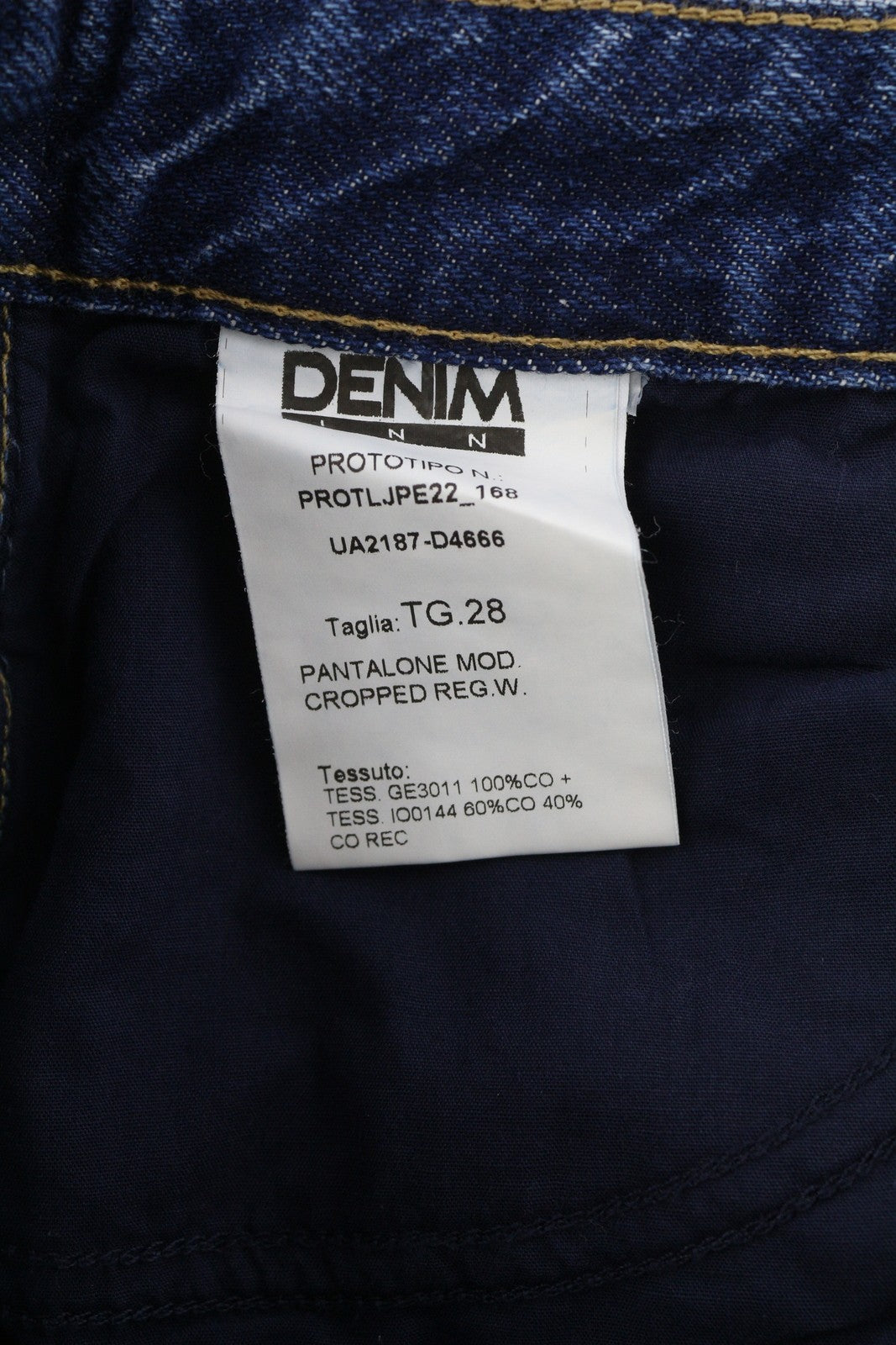 LIU JO trumpinti moteriški džinsai W28 aukštu juosmeniu, platėjančiomis klešnėmis, užtrauktuku, skalbtos mėlynos spalvos.