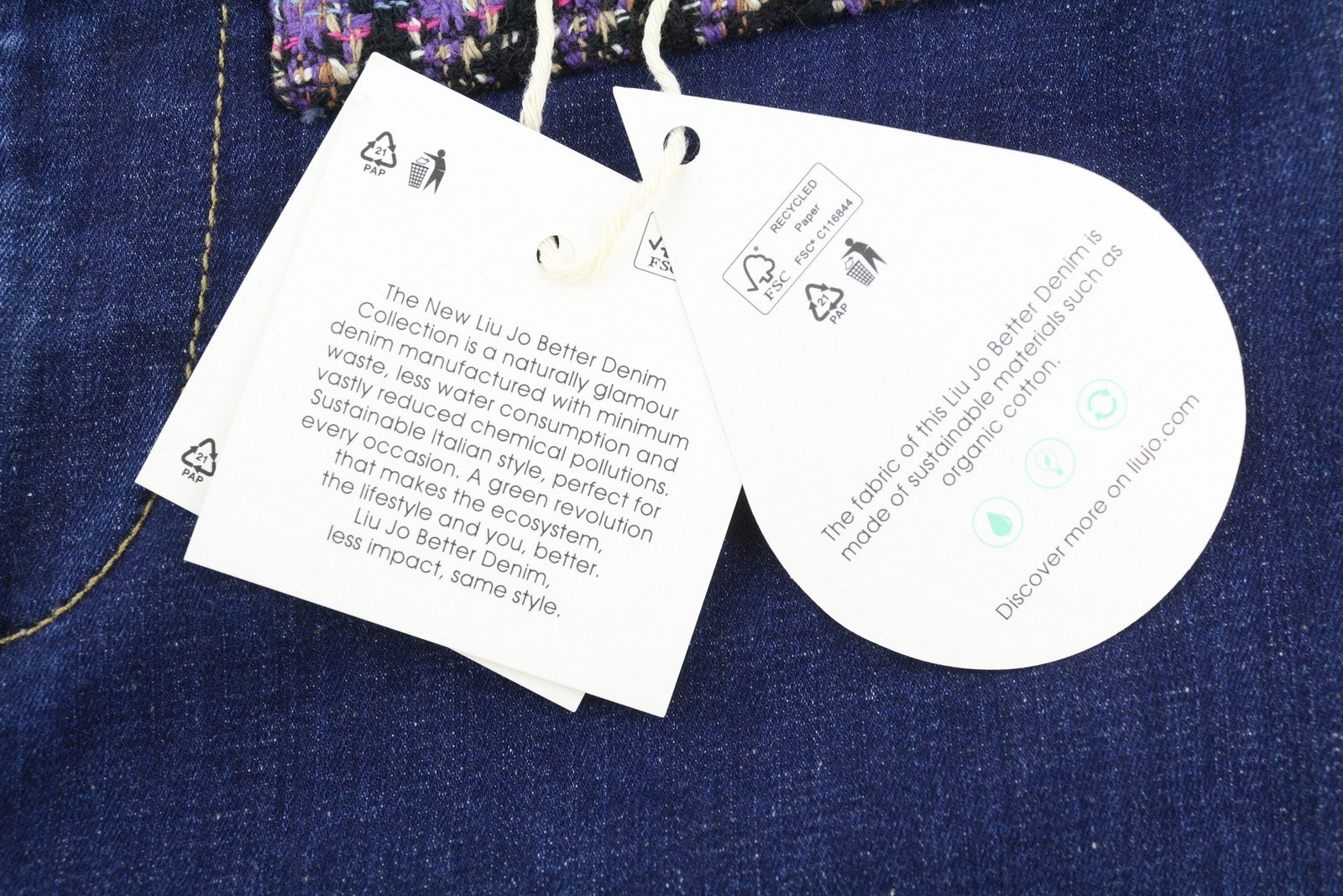 LIU JO džinsai su kutais, 42 dydžio, aukštu juosmeniu, platėjančiomis klešnėmis, su užtrauktuku, mėlynos spalvos logotipu. 