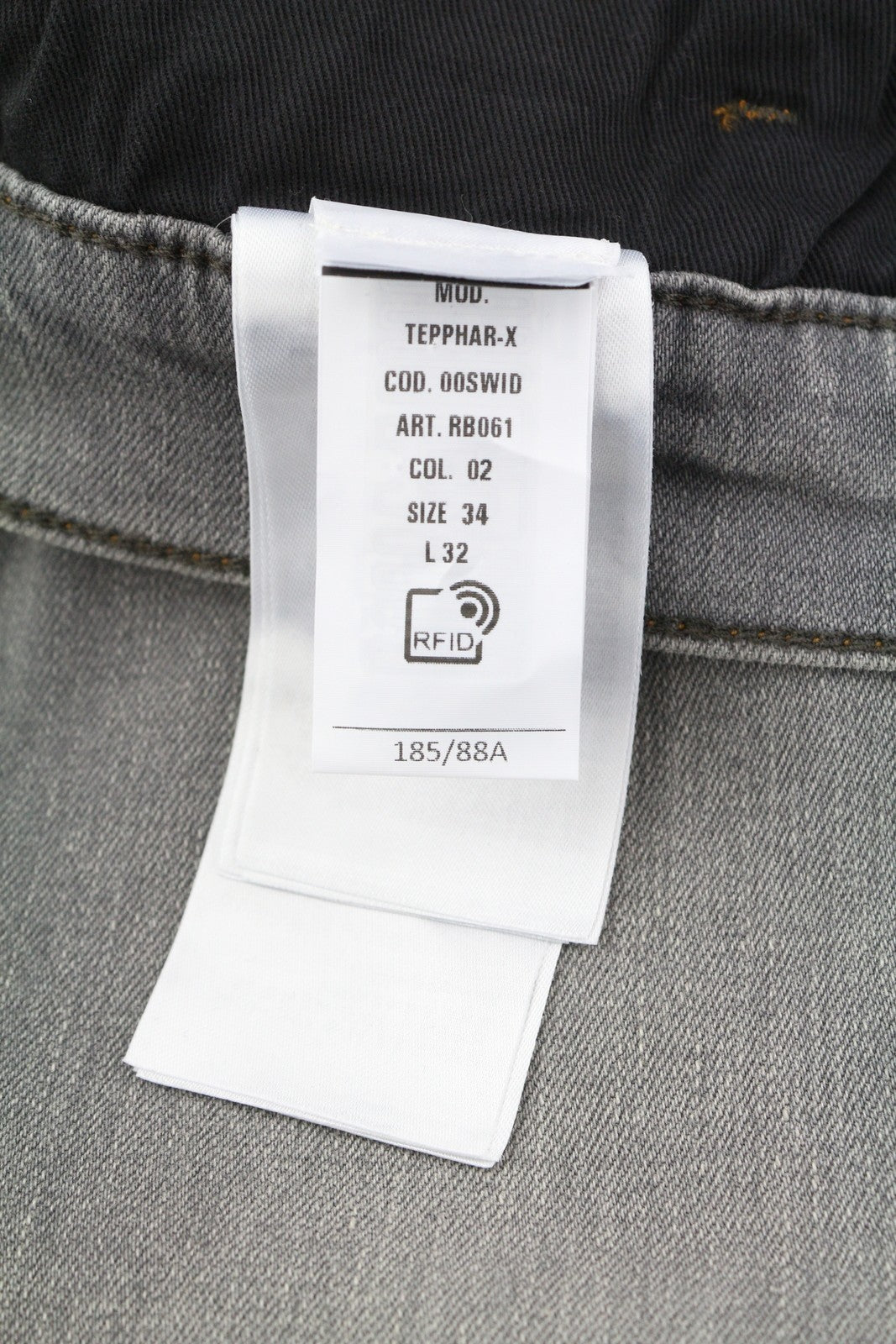 DIESEL Tepphar RB061 vyriški džinsai W34/L32 Slim su sagomis, skalbtos pilkos spalvos, rekomenduojama kaina – 175 € 