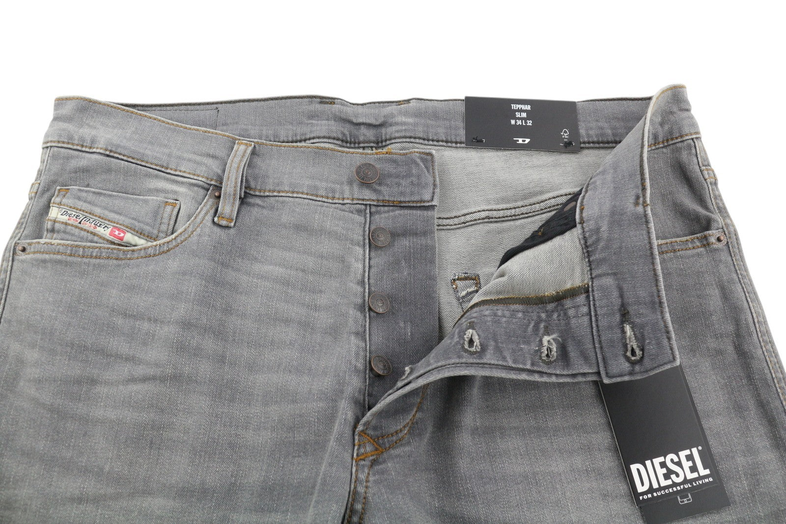 DIESEL Tepphar RB061 vyriški džinsai W34/L32 Slim su sagomis, skalbtos pilkos spalvos, rekomenduojama kaina – 175 € 