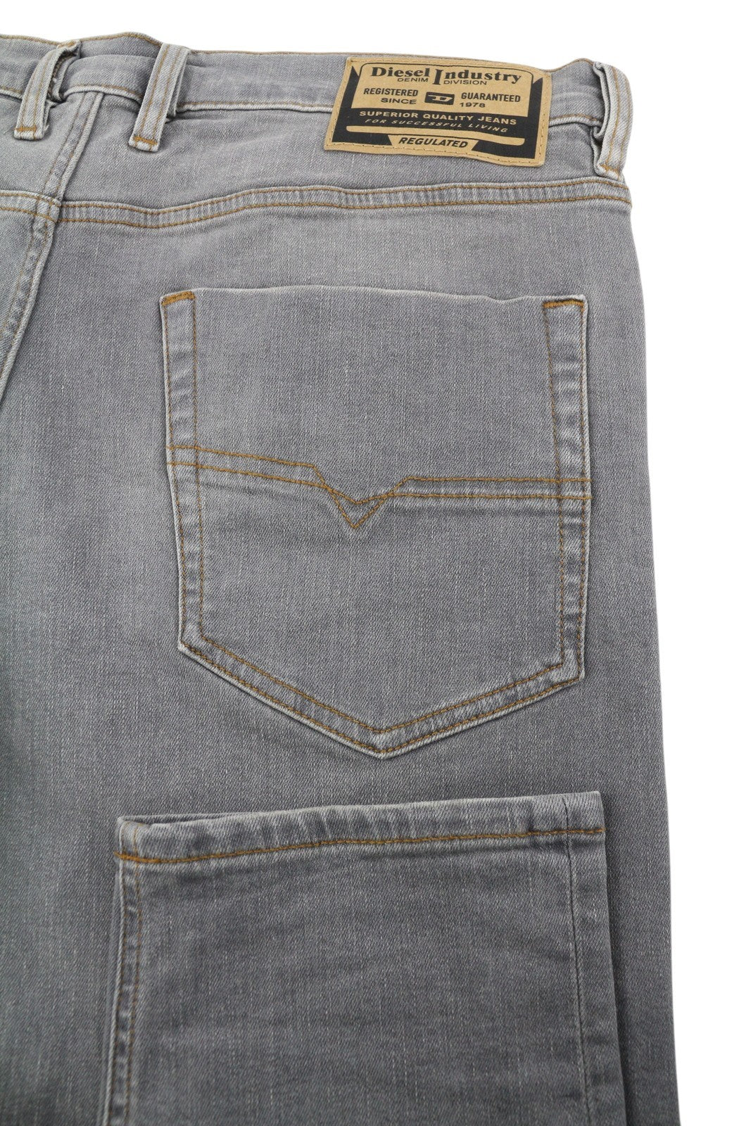 DIESEL Tepphar RB061 vyriški džinsai W34/L32 Slim su sagomis, skalbtos pilkos spalvos, rekomenduojama kaina – 175 € 