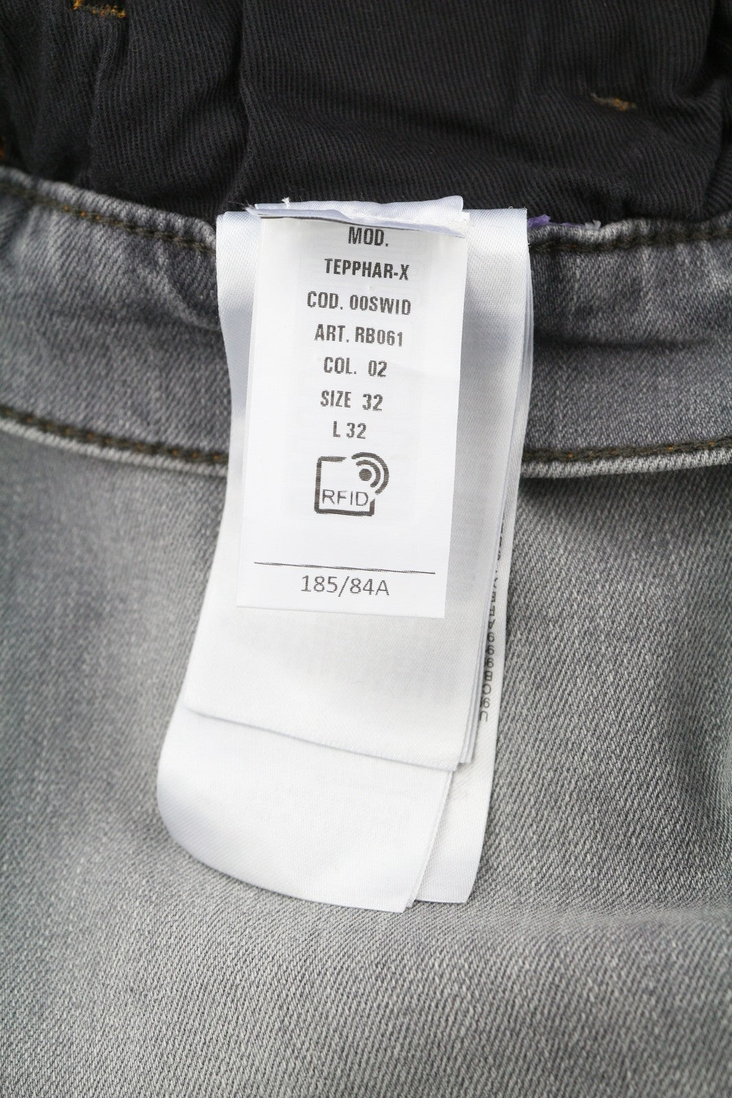 DIESEL Tepphar RB061 vyriški džinsai W32/L32 Slim su sagomis, skalbtos pilkos spalvos, rekomenduojama kaina – 175 € 