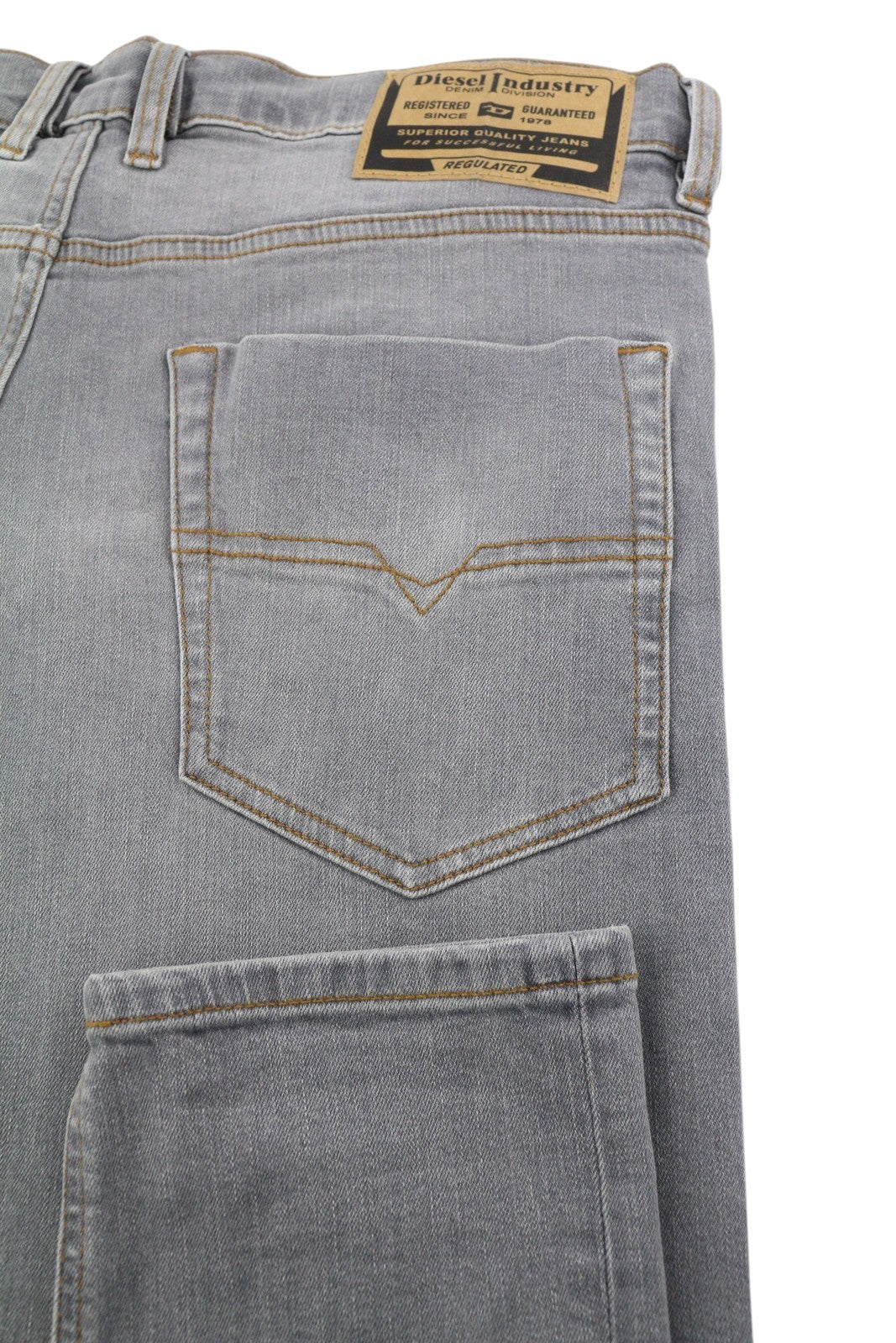 DIESEL Tepphar RB061 vyriški džinsai W32/L32 Slim su sagomis, skalbtos pilkos spalvos, rekomenduojama kaina – 175 € 