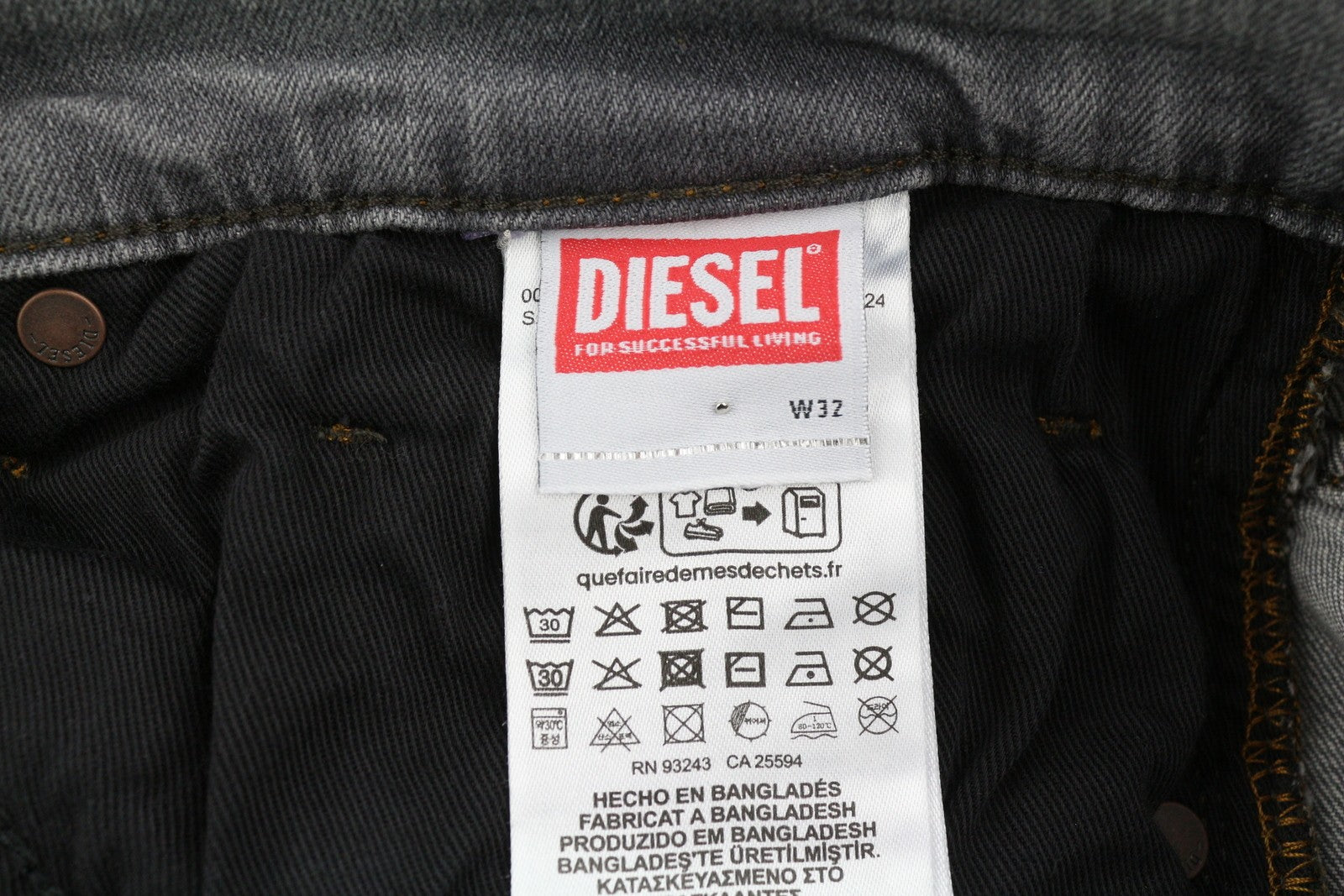 DIESEL Tepphar RB061 vyriški džinsai W32/L32 Slim su sagomis, skalbtos pilkos spalvos, rekomenduojama kaina – 175 € 