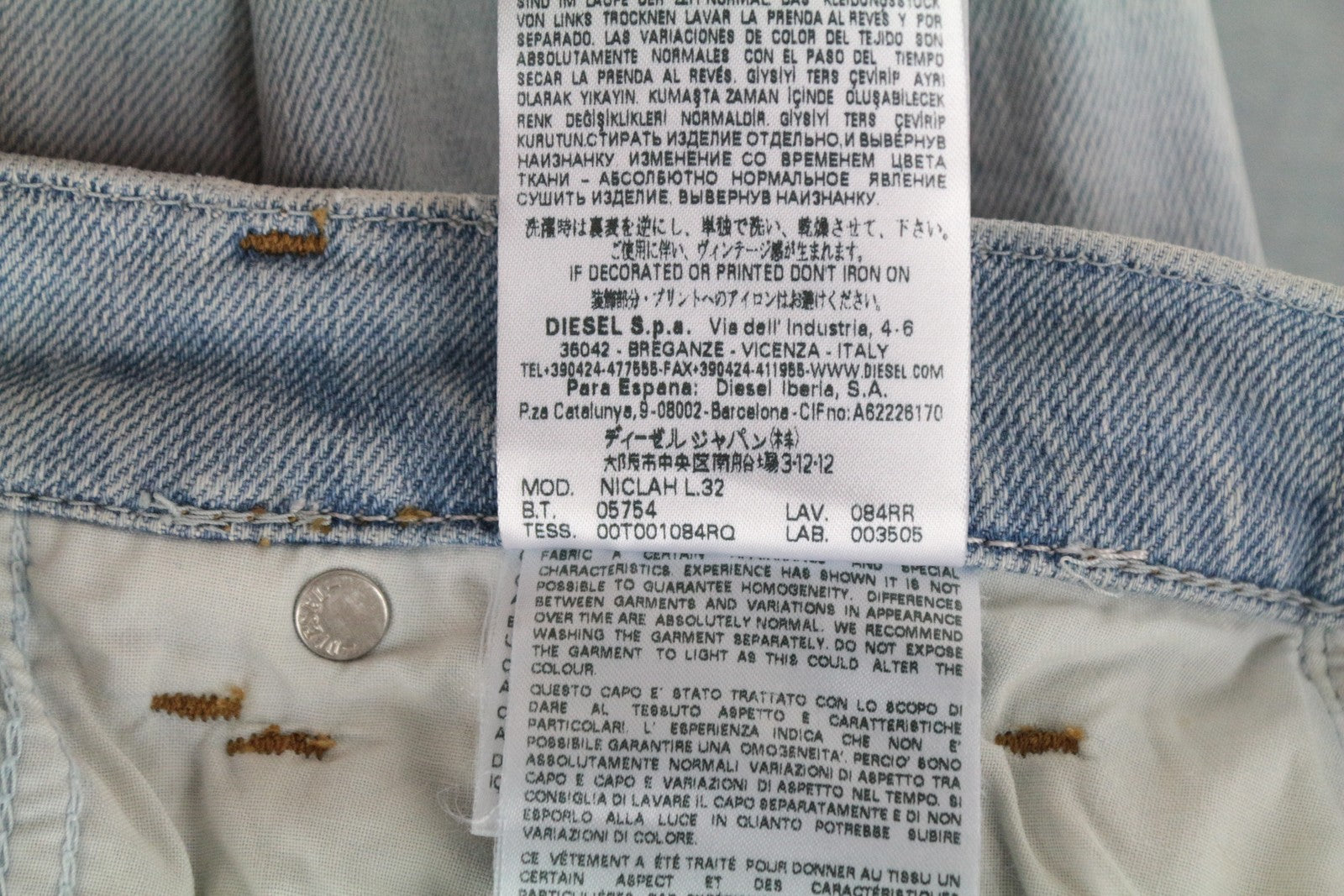 DIESEL Niclah 084RR moteriškos tiesios džinsinės kelnės W27/L32 aukštu juosmeniu šviesiai mėlynos spalvos. 